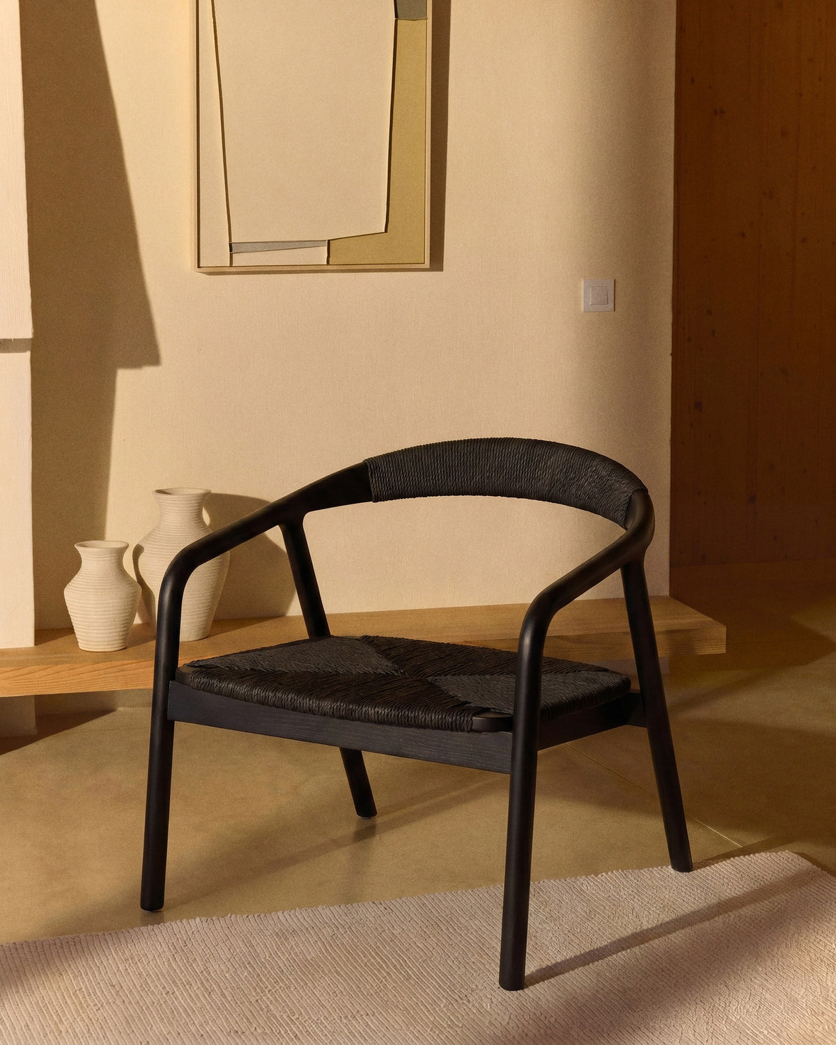 Sessel Derile aus massivem Eichenholz mit schwarzem Finish und schwarzem Papierseil FSC Mix Credit in Schwarz präsentiert im Onlineshop von KAQTU Design AG. Sessel mit Armlehnen ist von Kave Home