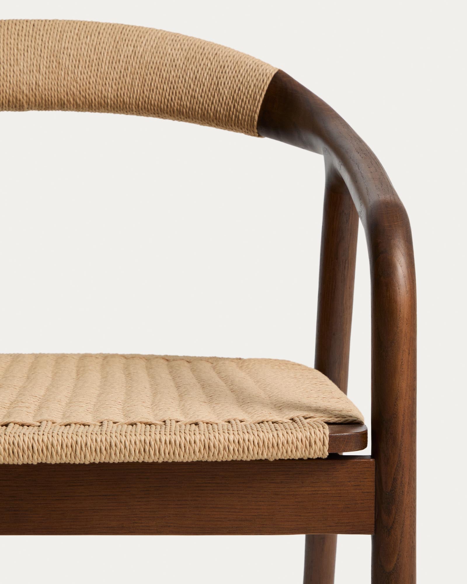 Moderner Sessel Derile aus robustem Eichenholz mit edlem Nussbaum-Finish und beigem Papierseil, perfekt für gemütliche Sitzgelegenheiten.