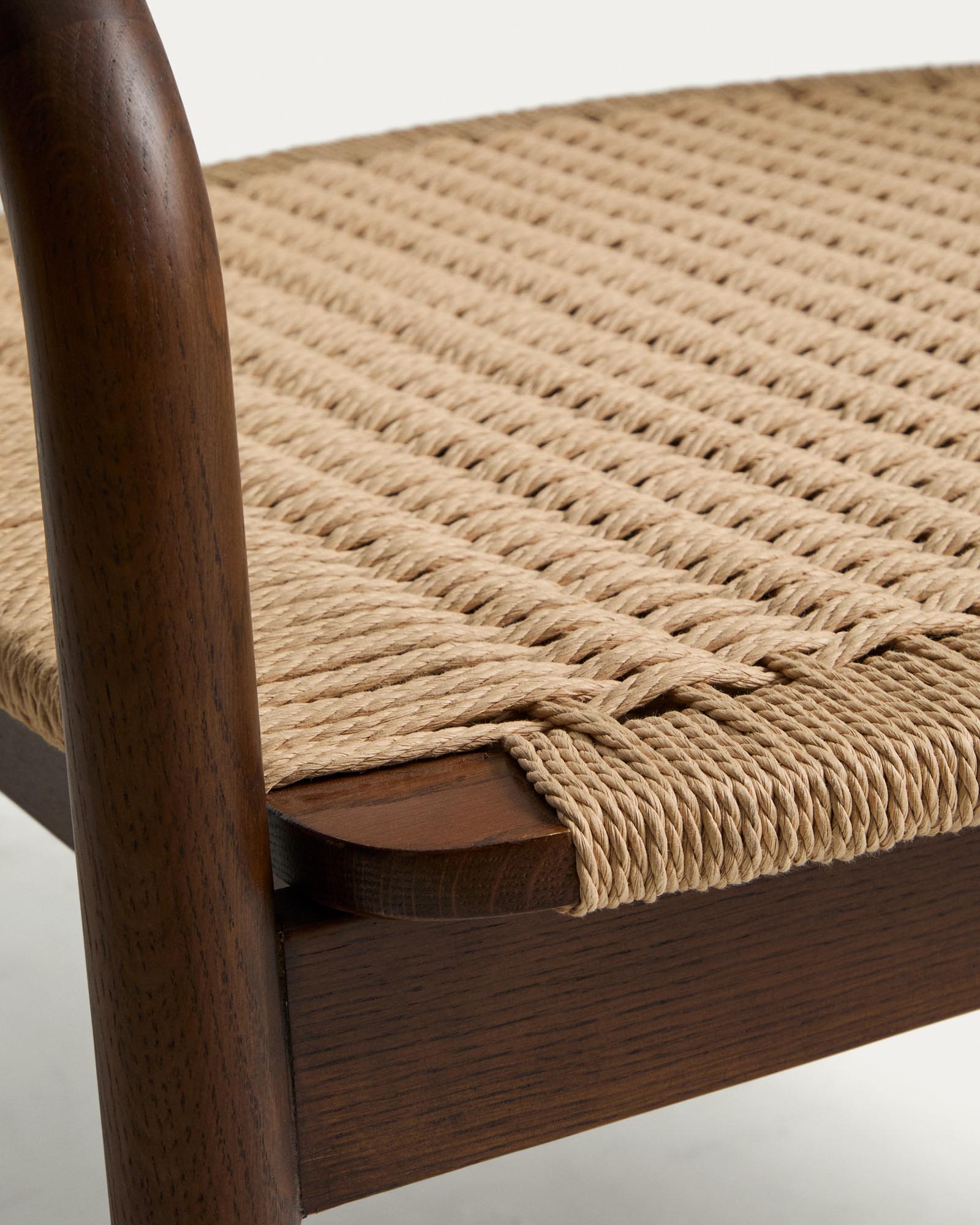 Eleganter Sessel Derile aus hochwertigem Eichenholz mit Nussbaum-Finish und beigem Papierseil, ideal für stilvolle Wohnräume.