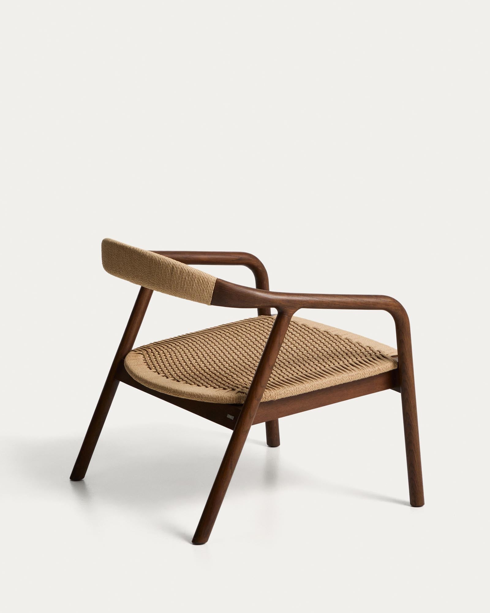 Eleganter Sessel Derile aus massivem Eichenholz mit Nussbaum-Finish und beigem Papierseil, ideal für stilvolle Wohnräume.