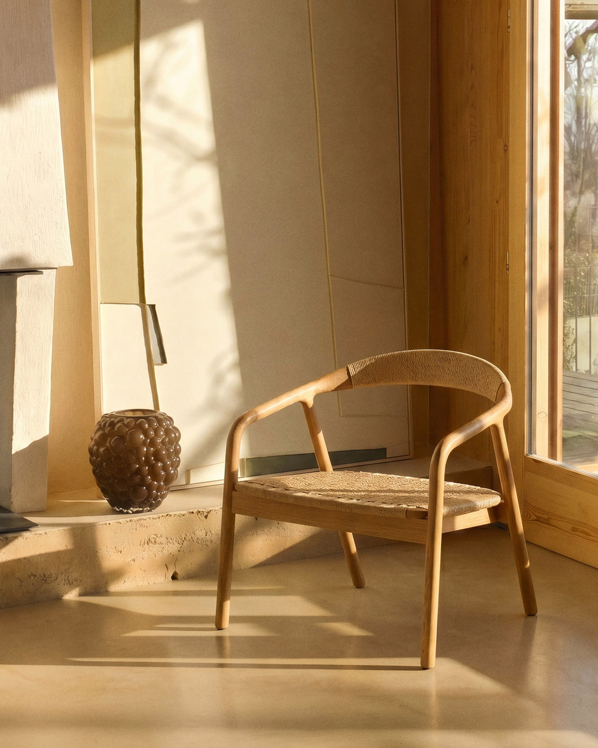 Sessel Derile aus massivem Eichenholz mit Finish in natürlichem Farbton und beigem Papierseil FSC Mix Credit in Beige präsentiert im Onlineshop von KAQTU Design AG. Sessel mit Armlehnen ist von Kave Home