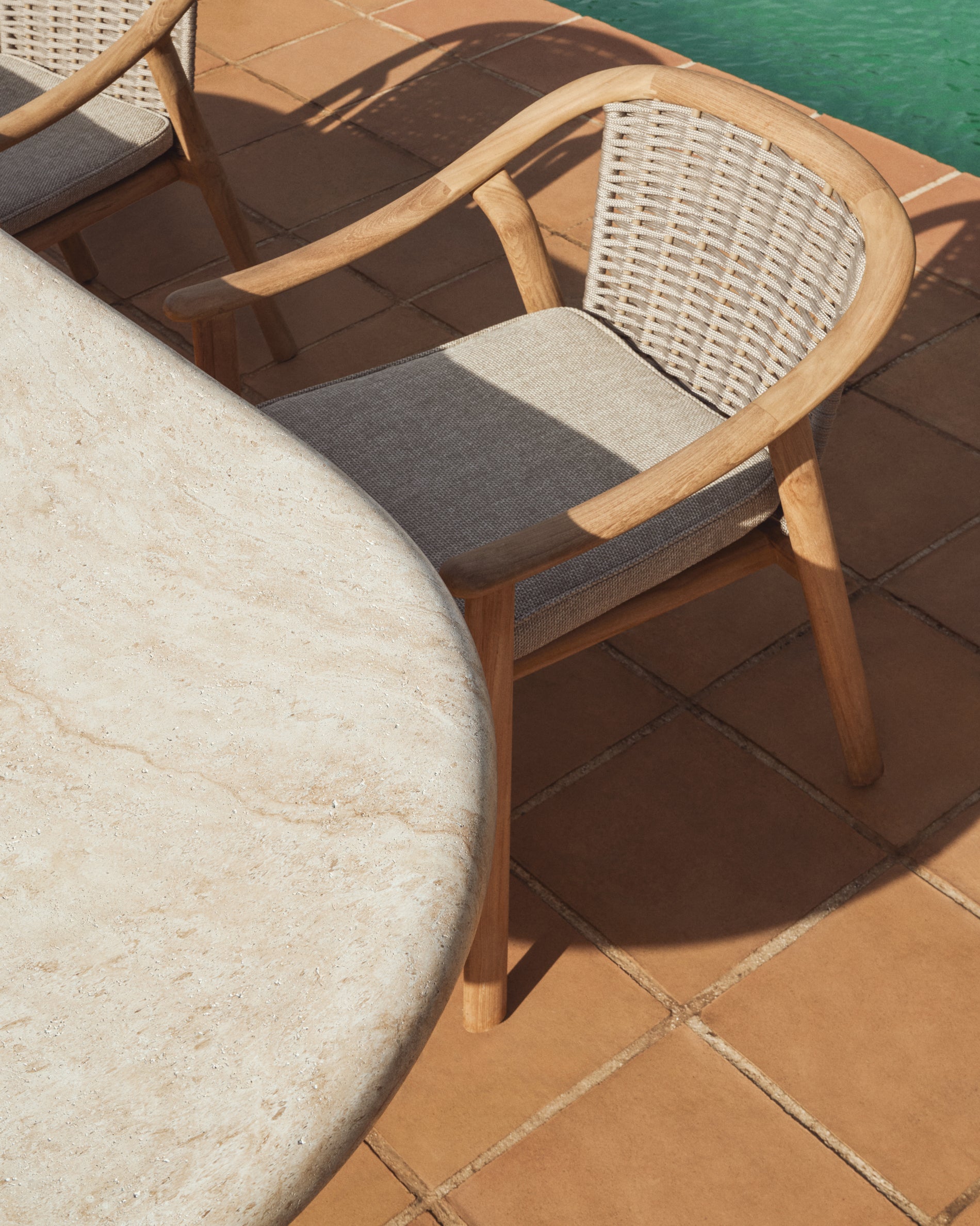 Stapelbarer Outdoor-Stuhl Elunda aus massivem Teakholz, FSC 100 % in Natur präsentiert im Onlineshop von KAQTU Design AG. Gartenstuhl ist von Kave Home