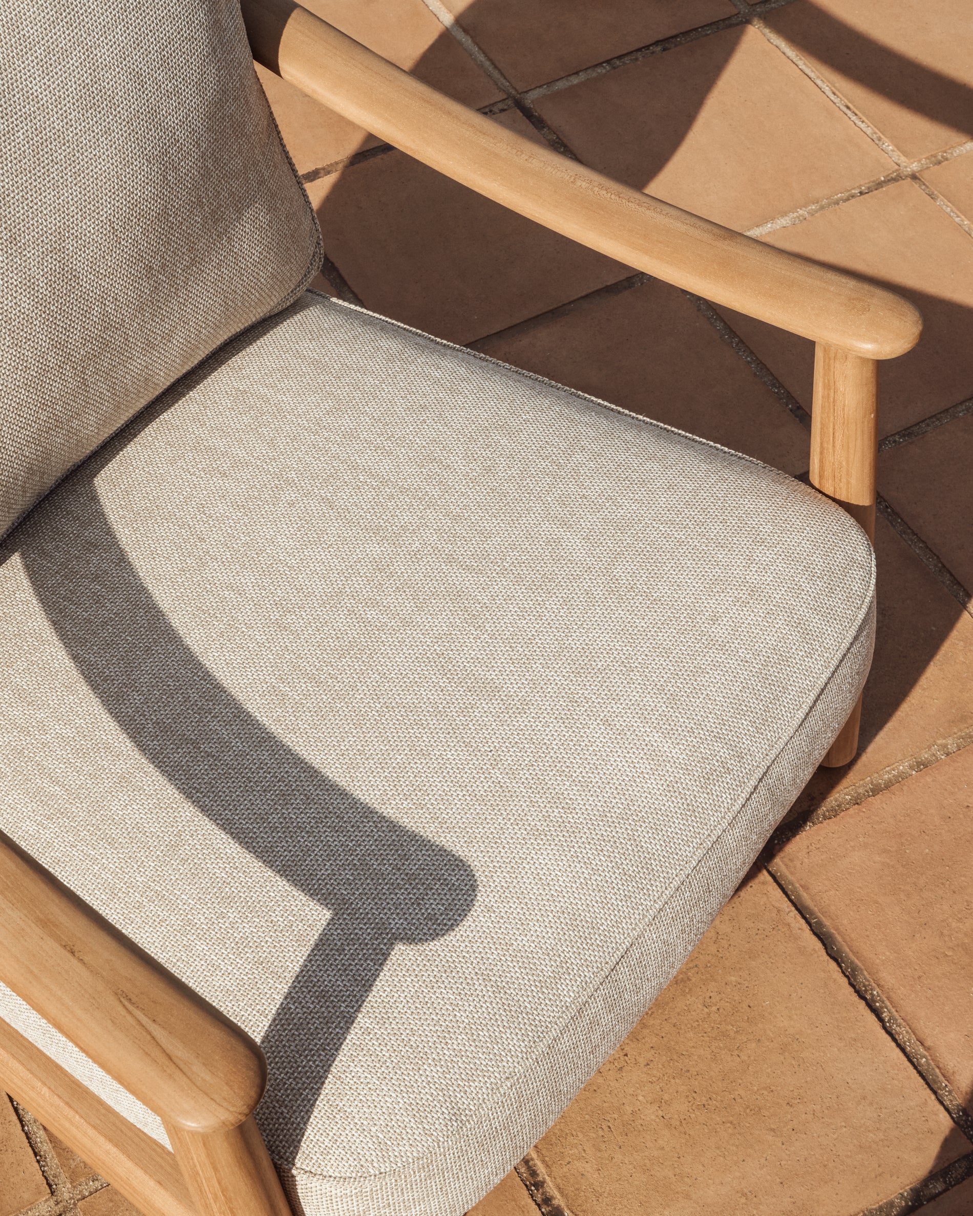 Outdoor-Sessel Elunda aus massivem Teakholz, FSC 100 % in Natur präsentiert im Onlineshop von KAQTU Design AG. Outdoor-Sessel ist von Kave Home