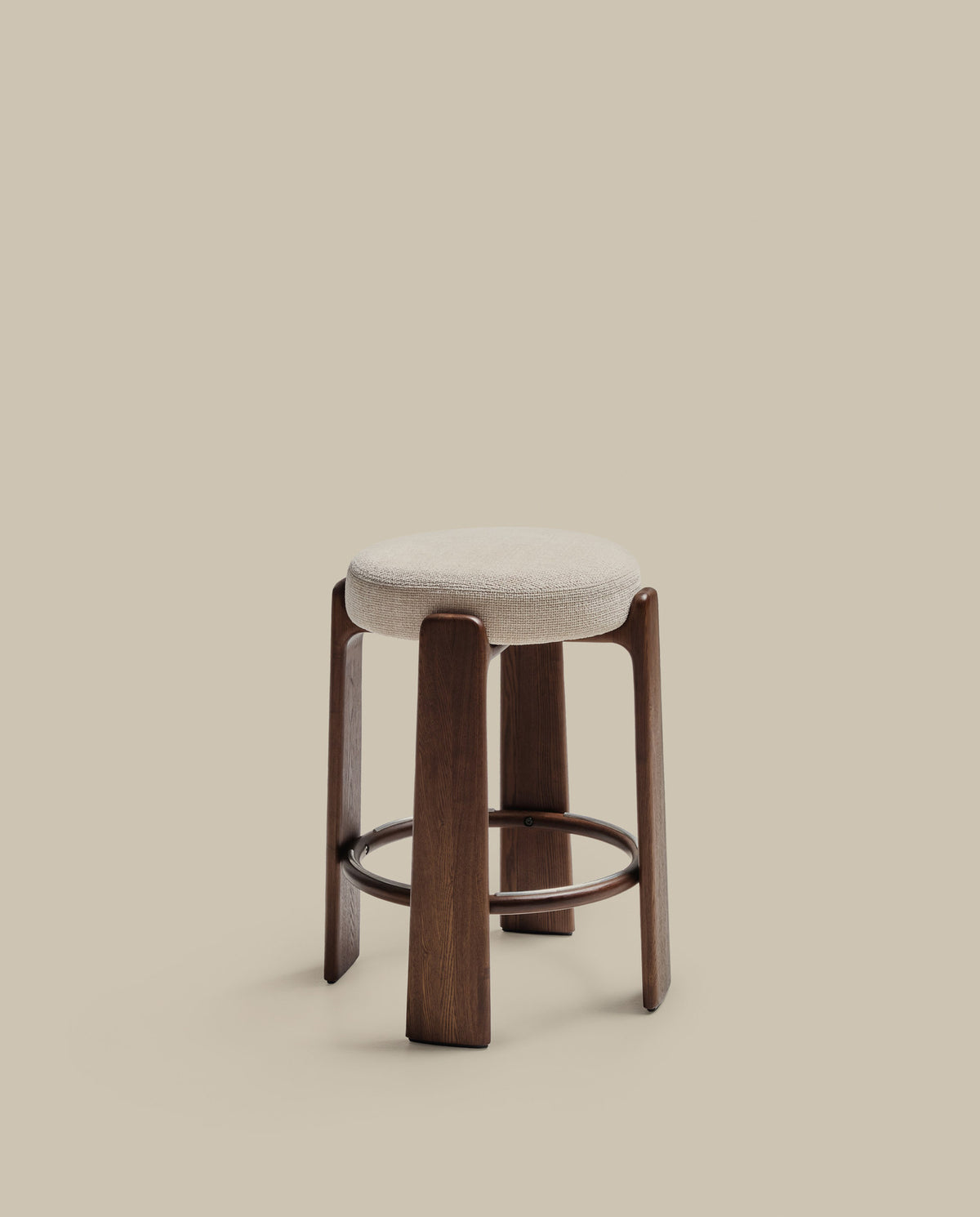 Hocker Granite aus beigefarbener Chenille und massivem Eschenholz mit nussbaumfarbenem Finish, FSC 100%, 65 cm in Beige, Dunkelbraun präsentiert im Onlineshop von KAQTU Design AG. Barstuhl ist von Kave Home