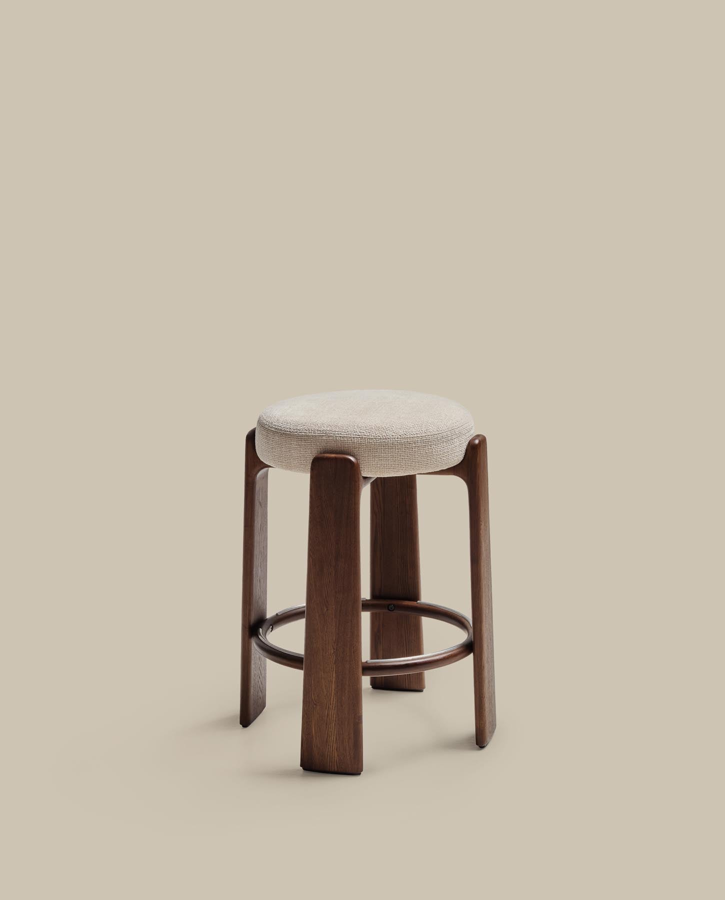 Hocker Granite, schwer entflammbar, aus beiger Chenille und massivem Eschenholz mit nussbaumfarbenem Finish, FSC 100 %, 65 cm in Beige präsentiert im Onlineshop von KAQTU Design AG. Barhocker ist von Kave Home