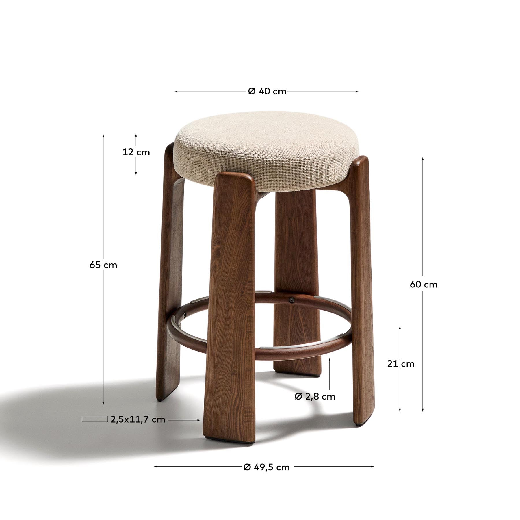 Hocker Granite, schwer entflammbar, aus beiger Chenille und massivem Eschenholz mit nussbaumfarbenem Finish, FSC 100 %, 65 cm in Beige präsentiert im Onlineshop von KAQTU Design AG. Barhocker ist von Kave Home