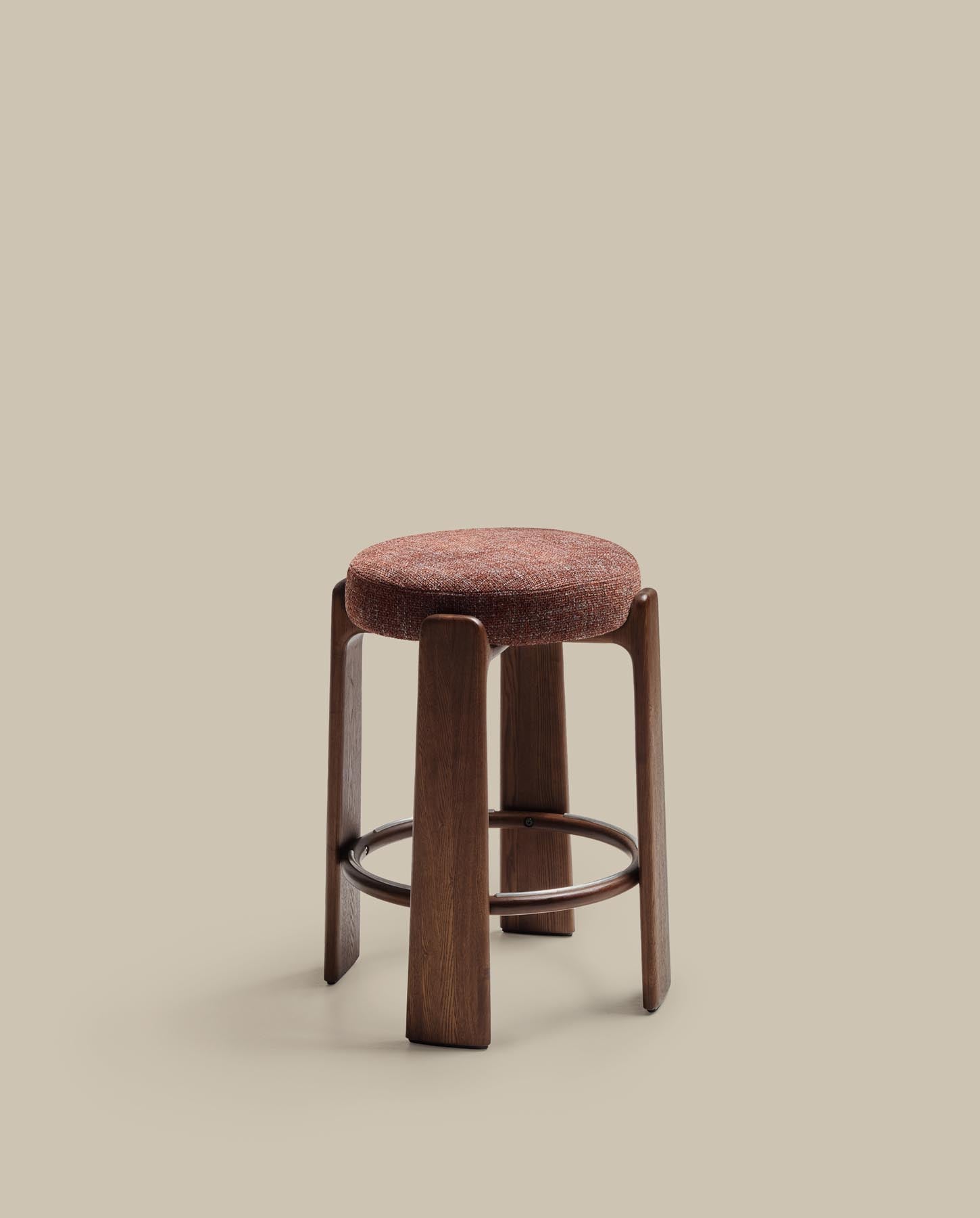 Hocker Granite, schwer entflammbar, aus brauner Chenille und massivem Eschenholz mit nussbaumfarbenem Finish, FSC 100 %, 65 cm in Braun präsentiert im Onlineshop von KAQTU Design AG. Barhocker ist von Kave Home