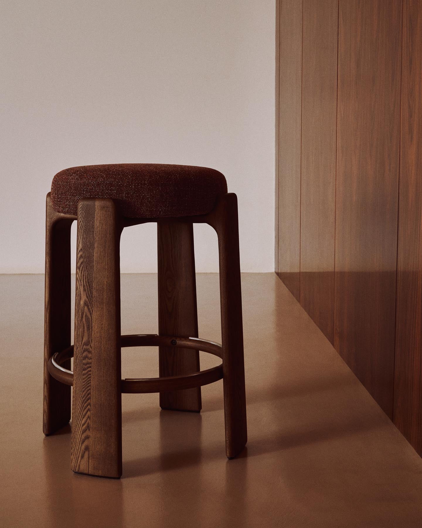 Hocker Granite, schwer entflammbar, aus brauner Chenille und massivem Eschenholz mit nussbaumfarbenem Finish, FSC 100 %, 65 cm in Braun präsentiert im Onlineshop von KAQTU Design AG. Barhocker ist von Kave Home