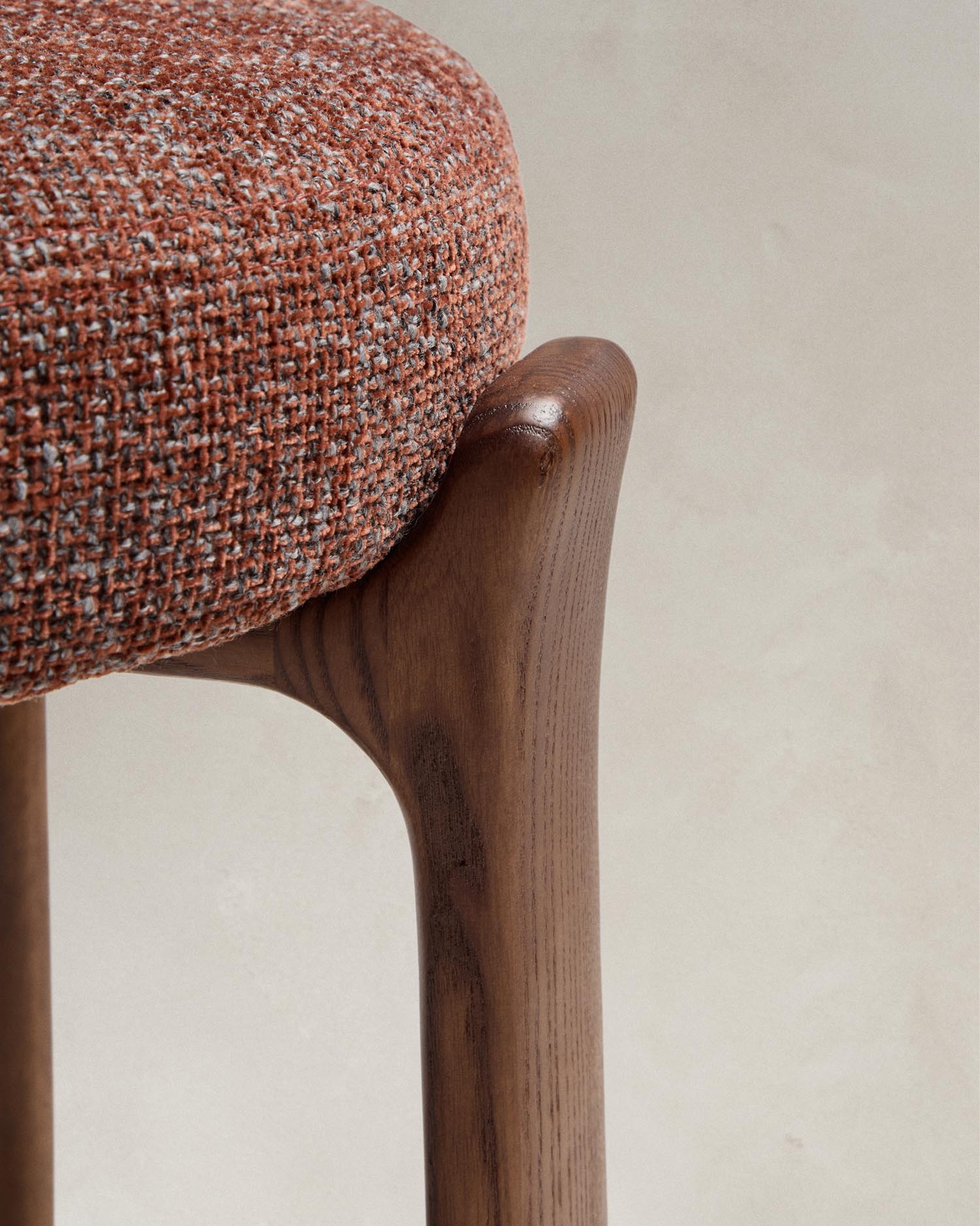 Entdecken Sie den Hocker Granite von Kave Home: Eleganter Hocker aus brauner Chenille und FSC-zertifiziertem Eschenholz, perfekt für Ihr Zuhause.