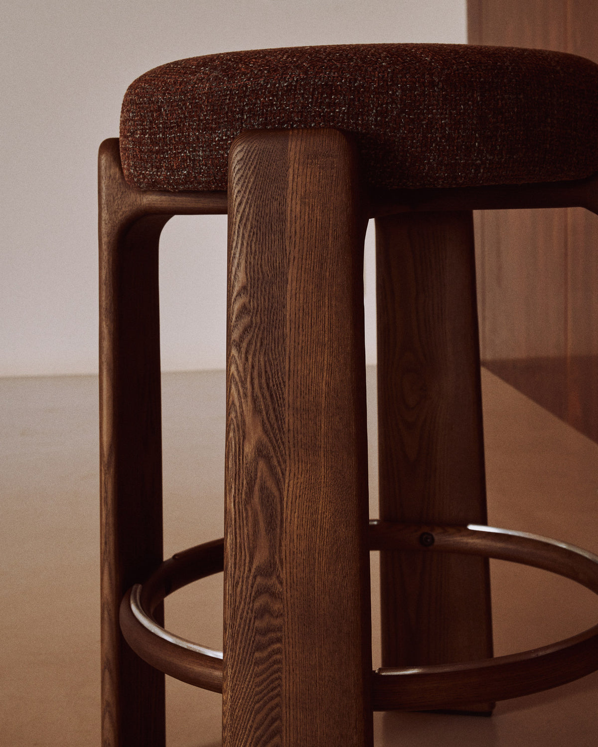 Hocker Granite aus brauner Chenille und massivem Eschenholz mit nussbaumfarbenem Finish, FSC 100%, 65 cm in Braun, Dunkelbraun präsentiert im Onlineshop von KAQTU Design AG. Barstuhl ist von Kave Home