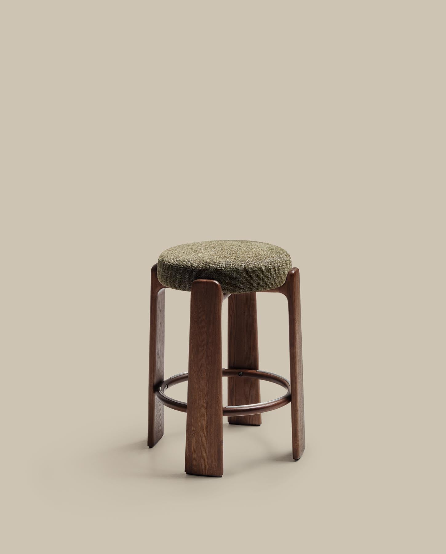 Hocker Granite, schwer entflammbar, aus grüner Chenille und massivem Eschenholz mit nussbaumfarbenem Finish, FSC 100 %, 65 cm in Grün präsentiert im Onlineshop von KAQTU Design AG. Barhocker ist von Kave Home