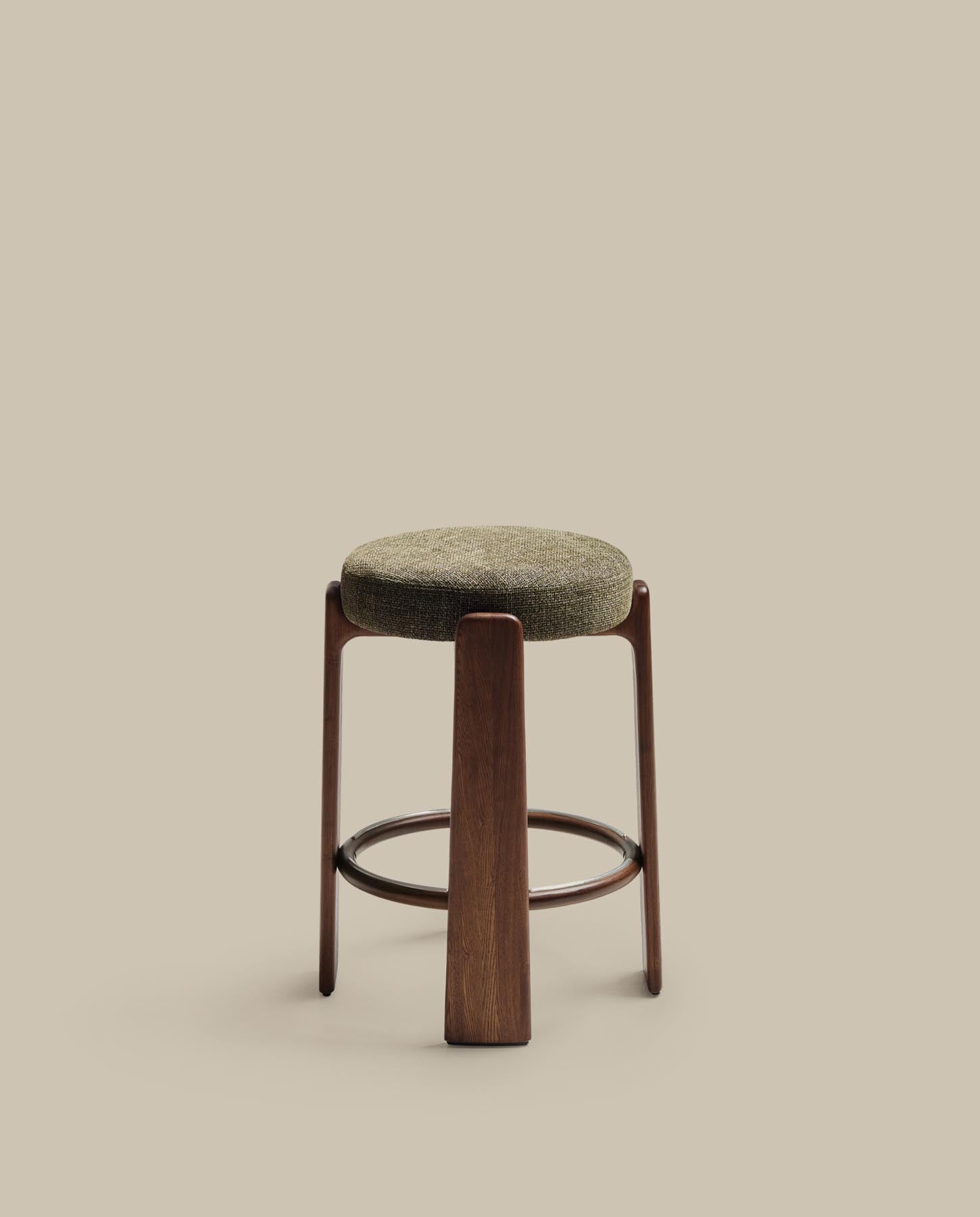 Hocker Granite, schwer entflammbar, aus grüner Chenille und massivem Eschenholz mit nussbaumfarbenem Finish, FSC 100 %, 65 cm in Grün präsentiert im Onlineshop von KAQTU Design AG. Barhocker ist von Kave Home