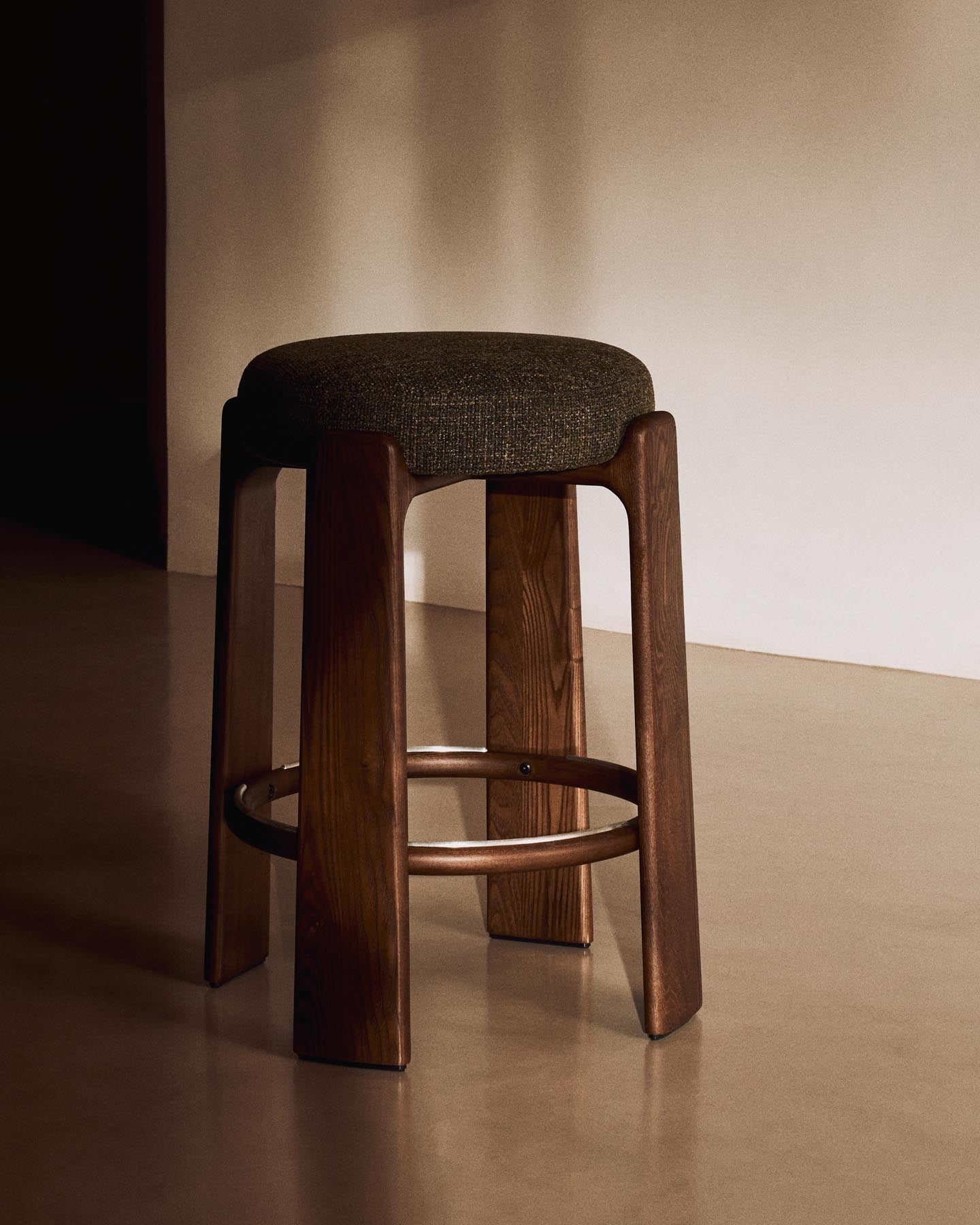 Hocker Granite, schwer entflammbar, aus grüner Chenille und massivem Eschenholz mit nussbaumfarbenem Finish, FSC 100 %, 65 cm in Grün präsentiert im Onlineshop von KAQTU Design AG. Barhocker ist von Kave Home