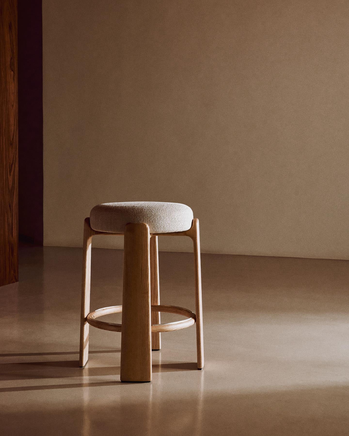 Hocker Granite, schwer entflammbar, aus beiger Chenille und massivem Eschenholz mit naturfarbenem Finish, FSC 100 %, 65 cm in Beige präsentiert im Onlineshop von KAQTU Design AG. Barhocker ist von Kave Home