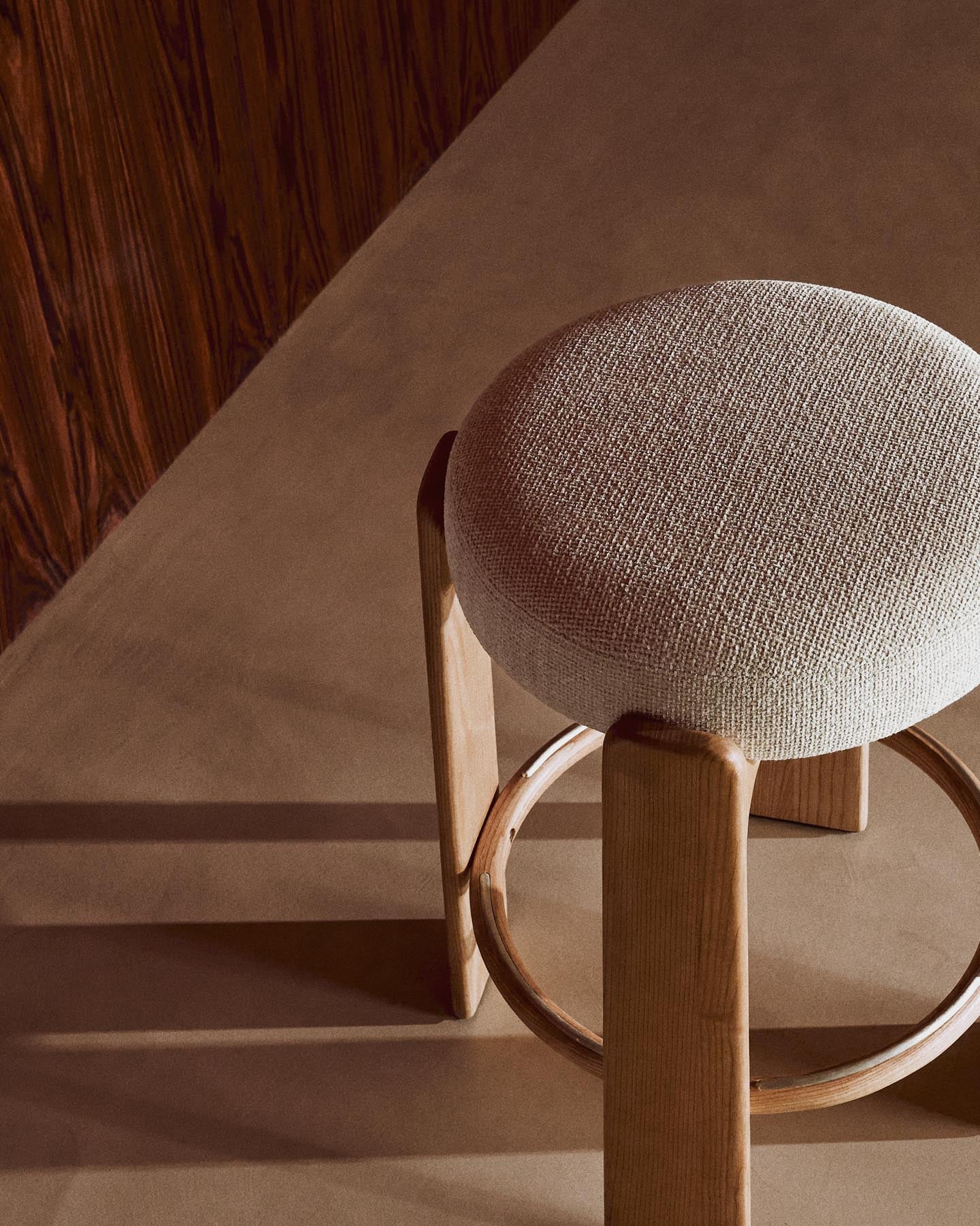 Hocker Granite, schwer entflammbar, aus beiger Chenille und massivem Eschenholz mit naturfarbenem Finish, FSC 100 %, 65 cm in Beige präsentiert im Onlineshop von KAQTU Design AG. Barhocker ist von Kave Home