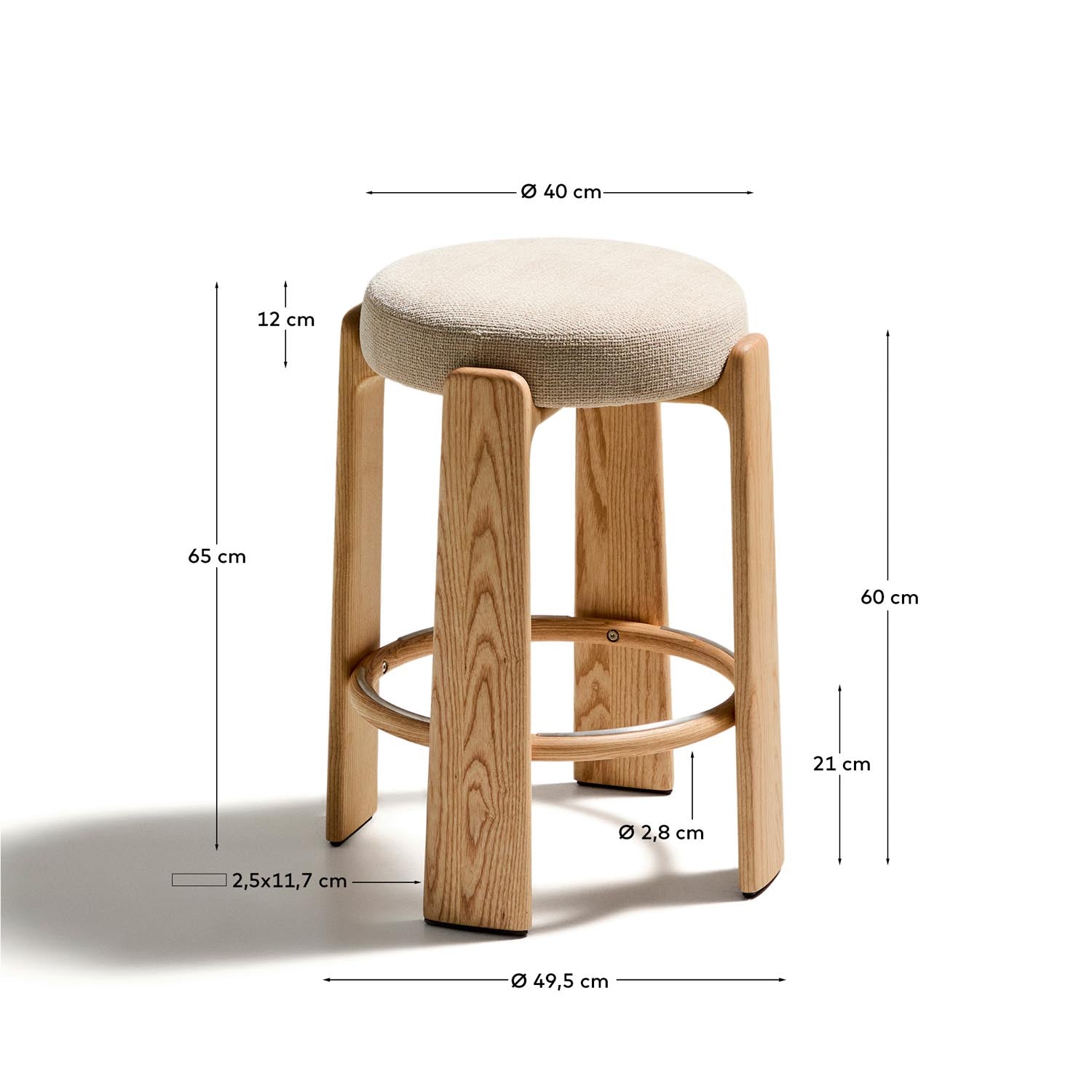 Entdecken Sie den Hocker Granite von Kave Home: Beigefarbene Chenille und massives Eschenholz vereinen sich in stilvollem skandinavischen Design.