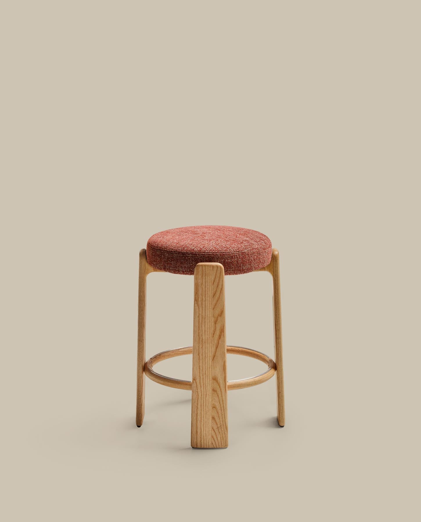 Hocker Granite, schwer entflammbar, aus terrakottafarbener Chenille und massivem Eschenholz mit naturfarbener Oberfläche, FSC 100 %, 65 cm in Terrakotta präsentiert im Onlineshop von KAQTU Design AG. Barhocker ist von Kave Home