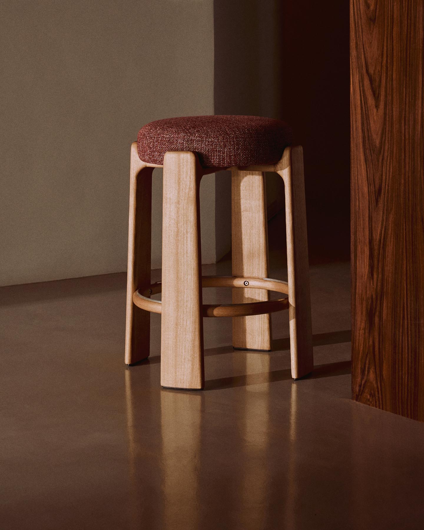 Hocker Granite, schwer entflammbar, aus terrakottafarbener Chenille und massivem Eschenholz mit naturfarbener Oberfläche, FSC 100 %, 65 cm in Terrakotta präsentiert im Onlineshop von KAQTU Design AG. Barhocker ist von Kave Home