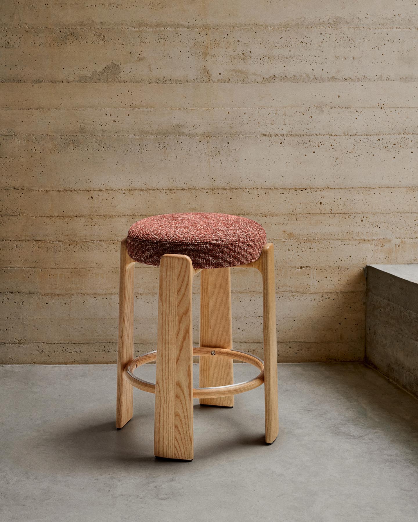 Hocker Granite, schwer entflammbar, aus terrakottafarbener Chenille und massivem Eschenholz mit naturfarbener Oberfläche, FSC 100 %, 65 cm in Terrakotta präsentiert im Onlineshop von KAQTU Design AG. Barhocker ist von Kave Home