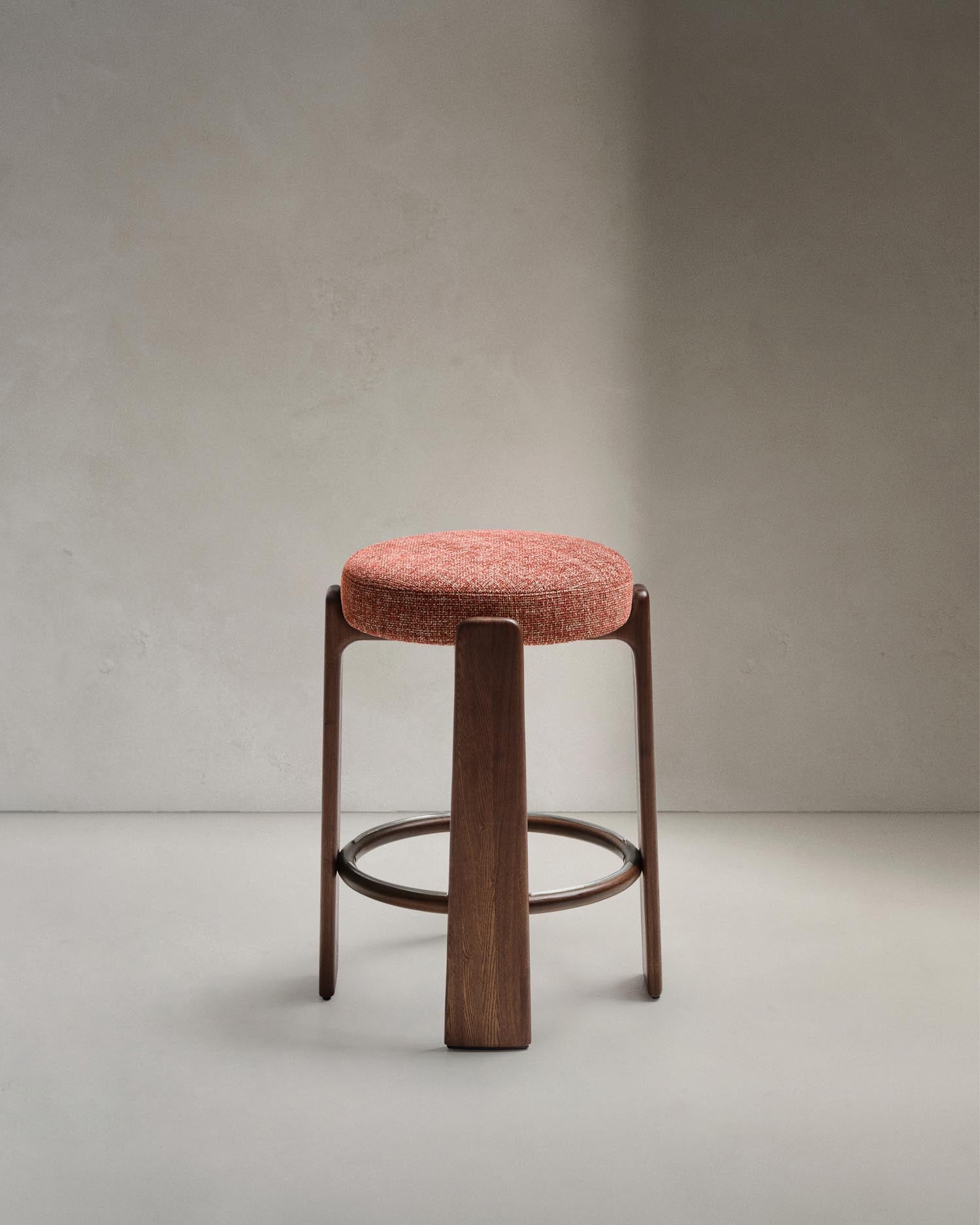 Erleben Sie den Hocker Granite: Ein eleganter Hocker aus recycelter Chenille und FSC-zertifiziertem Eschenholz, 65 cm hoch, ideal für stilvolle Räume.