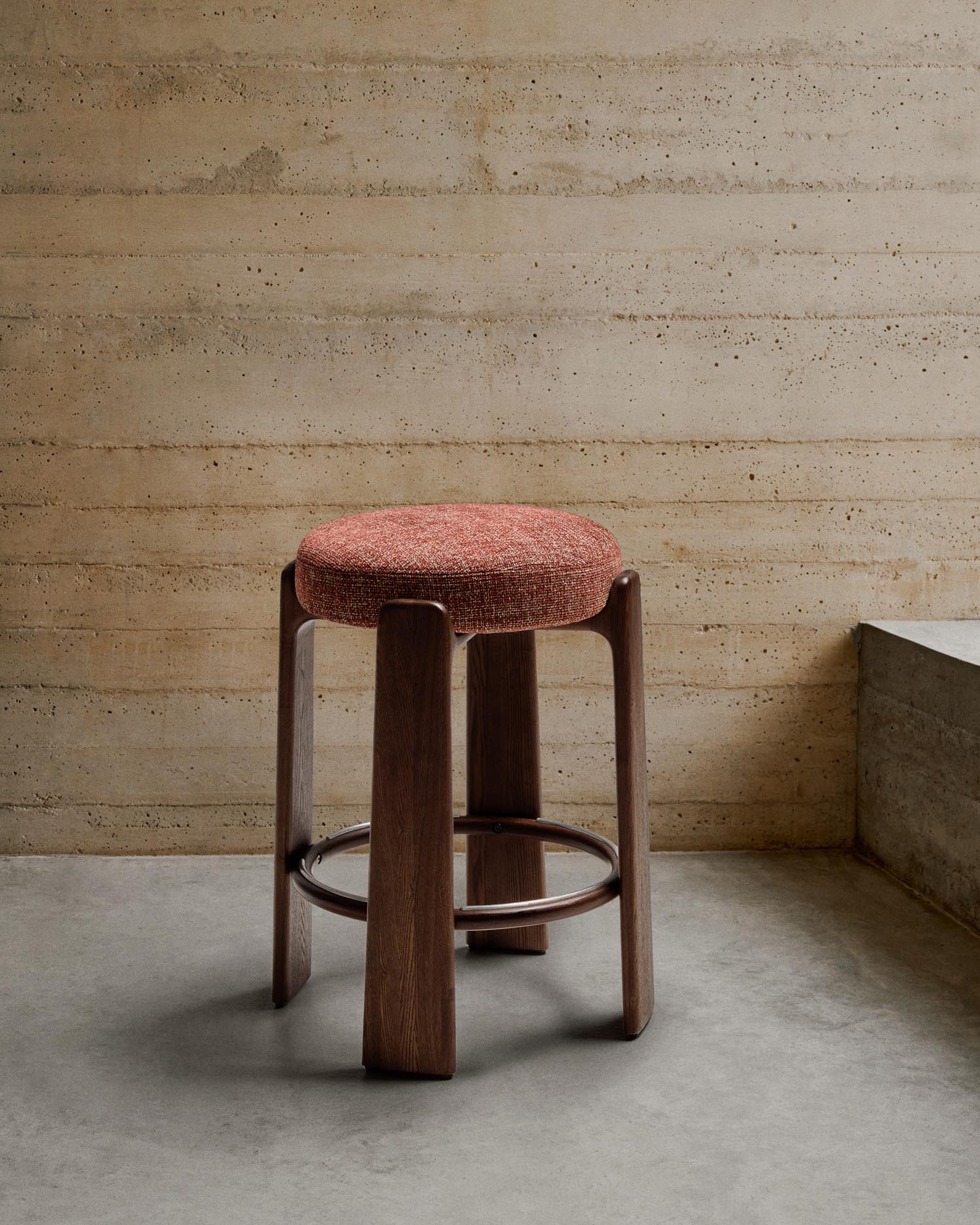 Entdecken Sie den Hocker Granite: stilvoller Barhocker aus grüner Chenille und FSC-zertifiziertem Eschenholz, 65 cm hoch, nachhaltig und elegant.