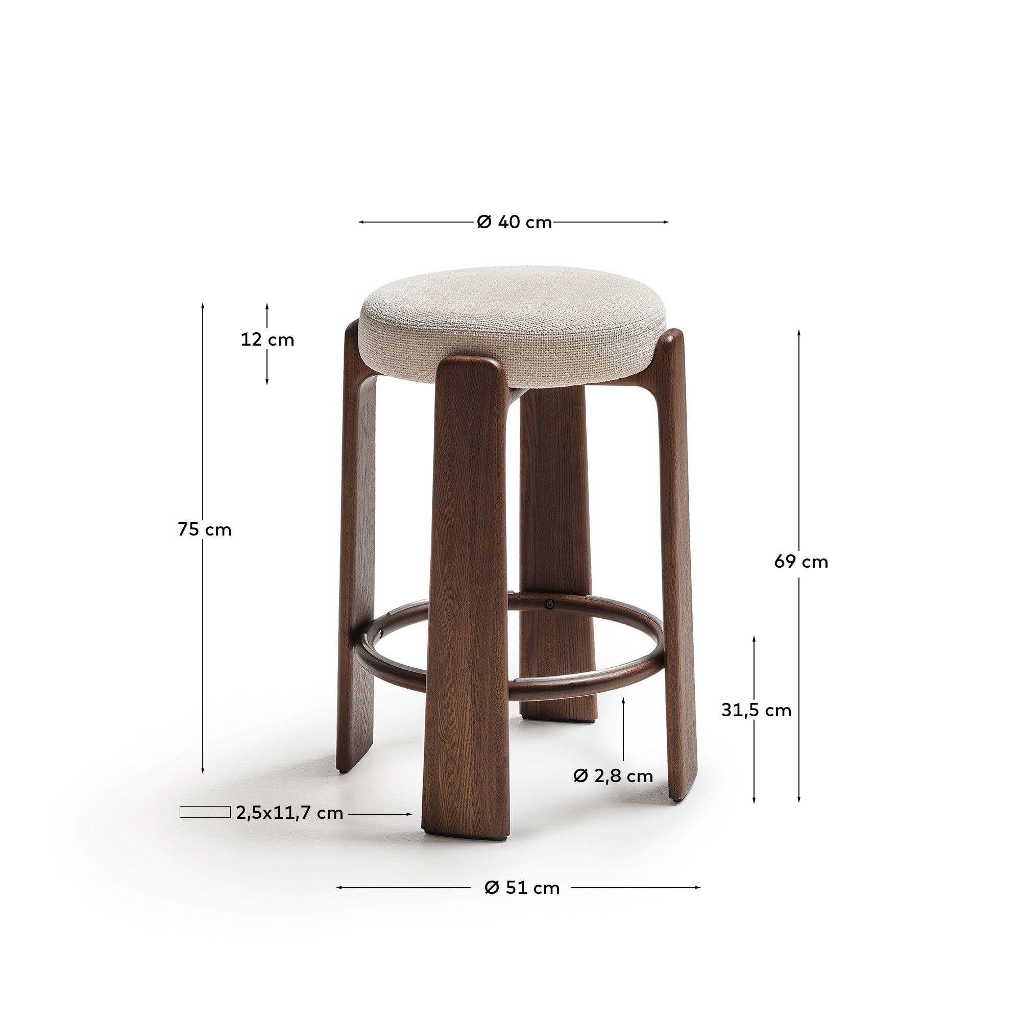 Hocker Granite, schwer entflammbar, aus beiger Chenille und massivem Eschenholz mit nussbaumfarbenem Finish, FSC 100 %, 75 cm in Beige präsentiert im Onlineshop von KAQTU Design AG. Barhocker ist von Kave Home