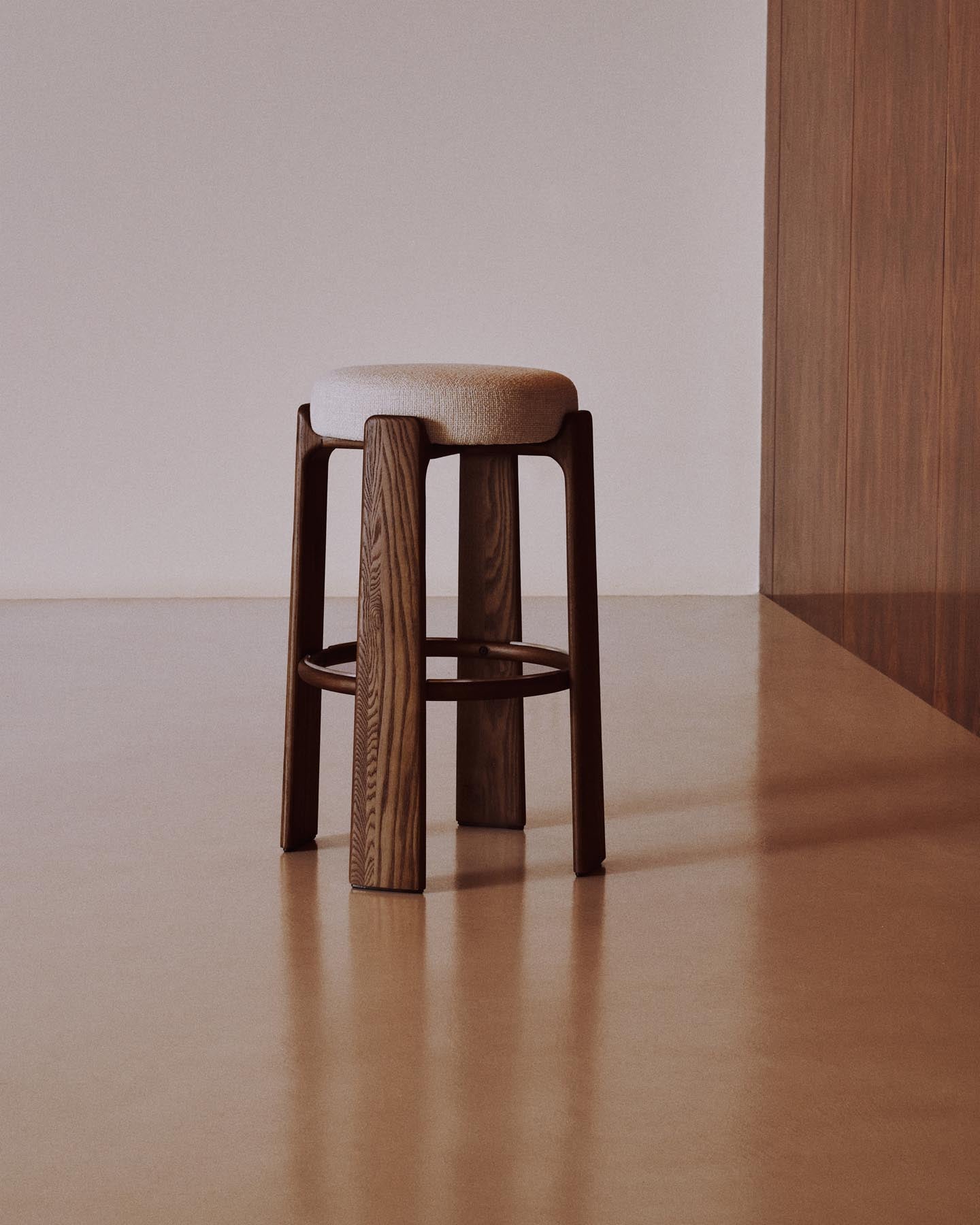 Hocker Granite, schwer entflammbar, aus beiger Chenille und massivem Eschenholz mit nussbaumfarbenem Finish, FSC 100 %, 75 cm in Beige präsentiert im Onlineshop von KAQTU Design AG. Barhocker ist von Kave Home