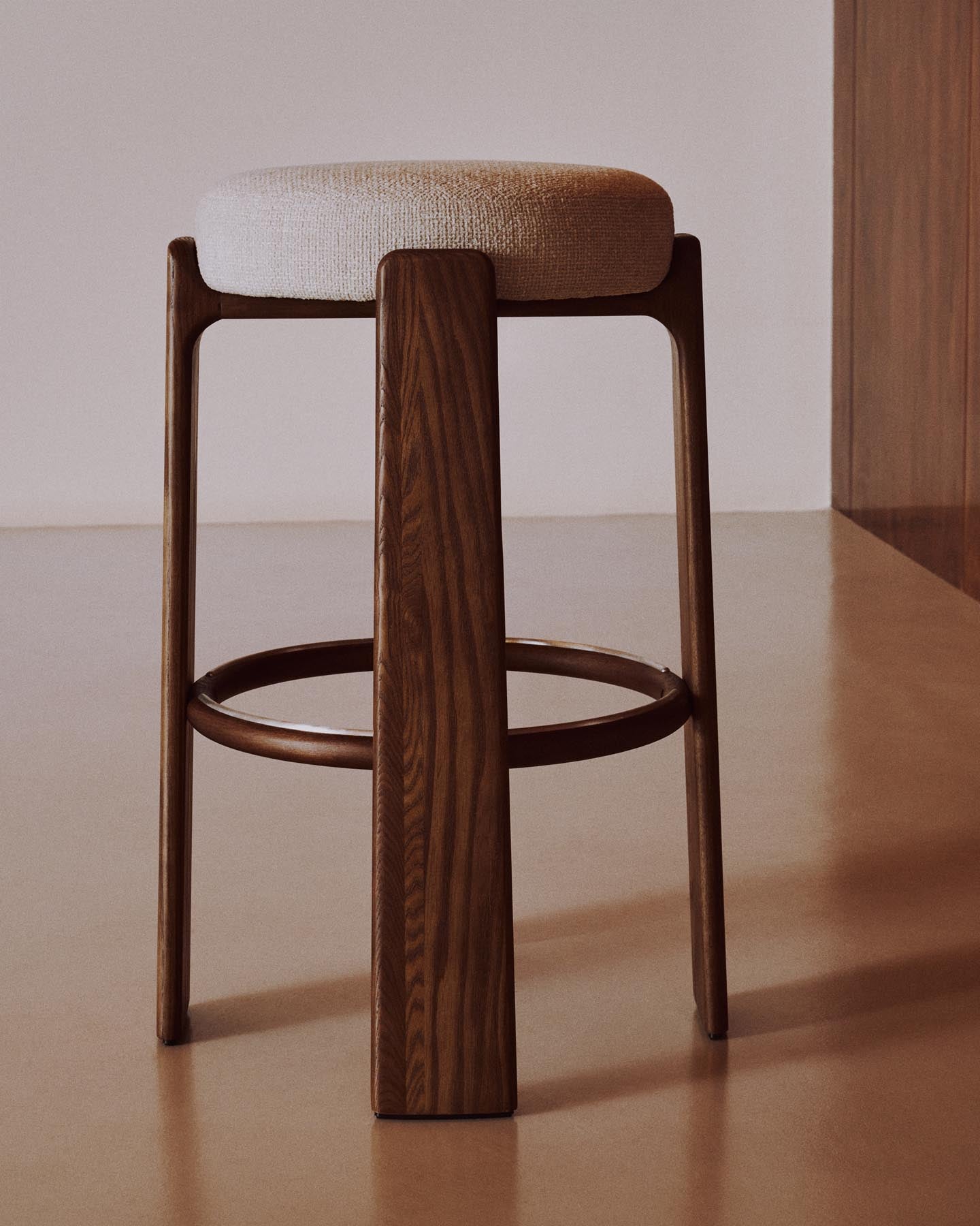 Hocker Granite, schwer entflammbar, aus beiger Chenille und massivem Eschenholz mit nussbaumfarbenem Finish, FSC 100 %, 75 cm in Beige präsentiert im Onlineshop von KAQTU Design AG. Barhocker ist von Kave Home