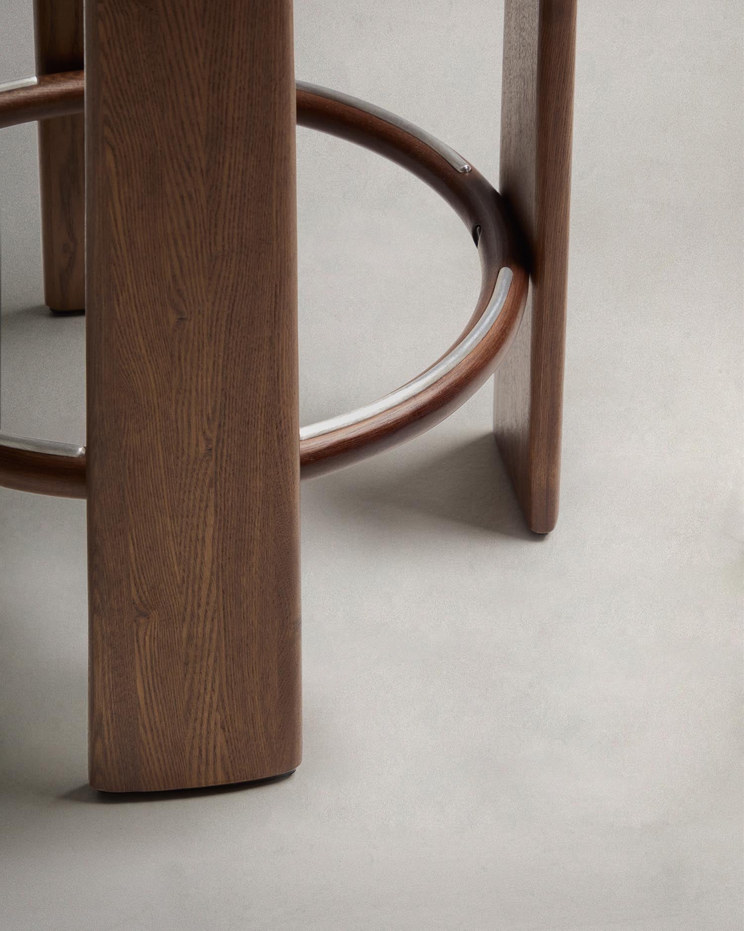 Erleben Sie den Hocker Granite von Kave Home: Ein stilvolles Möbelstück aus recycelter Chenille und FSC-zertifiziertem Eschenholz, das Eleganz und Nachhaltigkeit vereint.