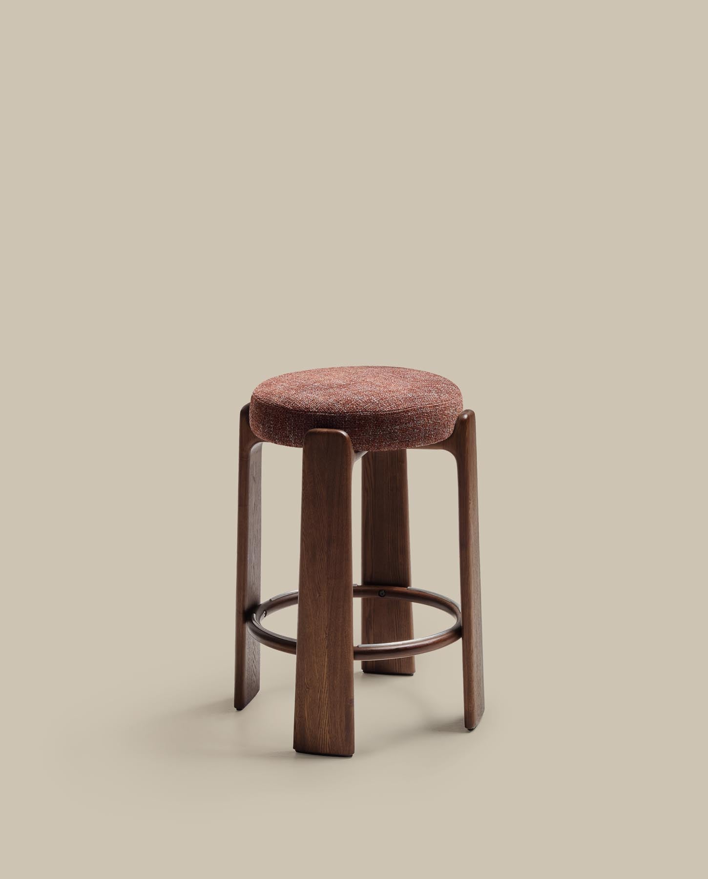 Hocker Granite, schwer entflammbar, aus brauner Chenille und massivem Eschenholz mit nussbaumfarbenem Finish, FSC 100 %, 75 cm in Braun präsentiert im Onlineshop von KAQTU Design AG. Barhocker ist von Kave Home