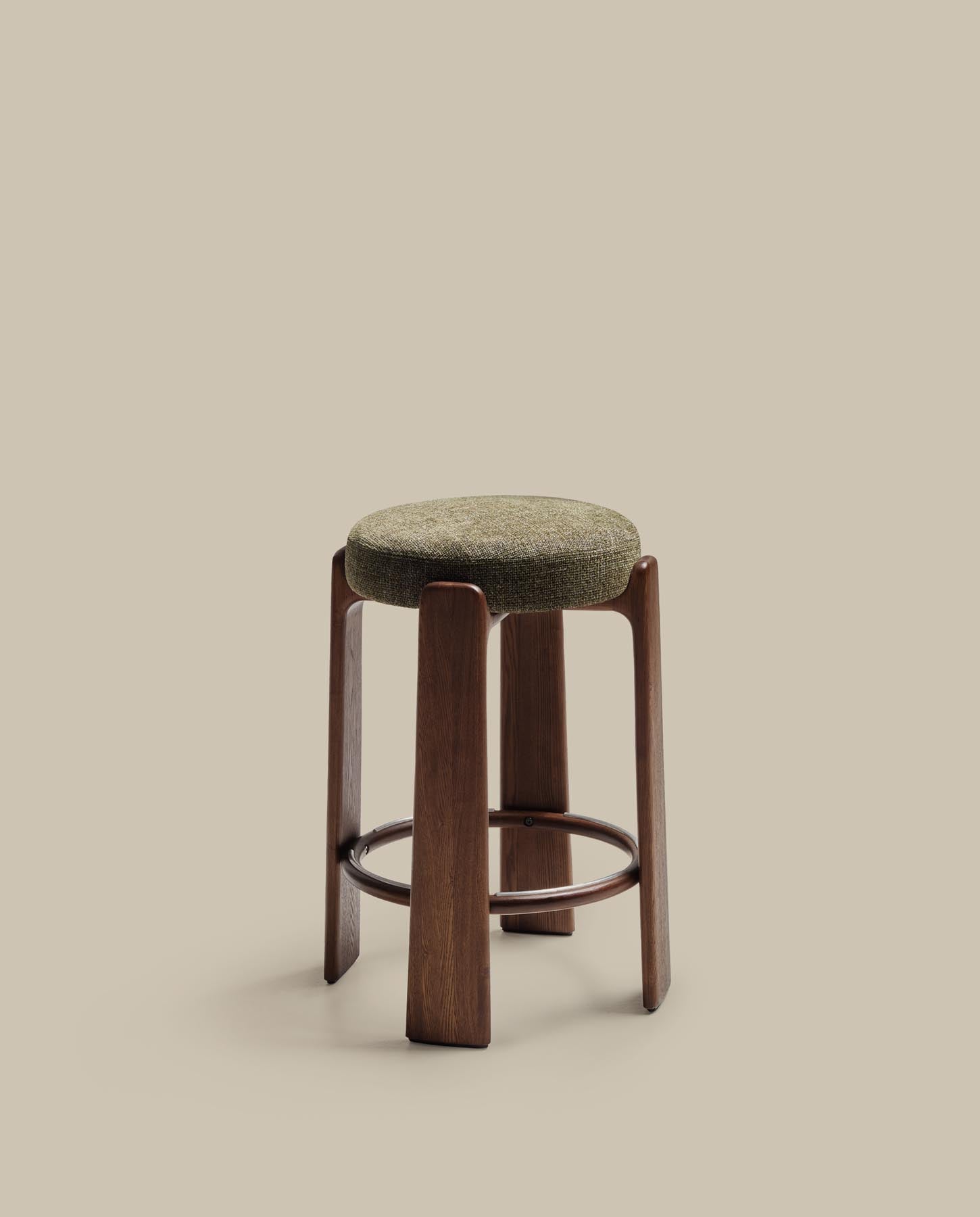Hocker Granite, schwer entflammbar, aus grüner Chenille und massivem Eschenholz mit nussbaumfarbenem Finish, FSC 100 %, 75 cm in Grün präsentiert im Onlineshop von KAQTU Design AG. Barhocker ist von Kave Home