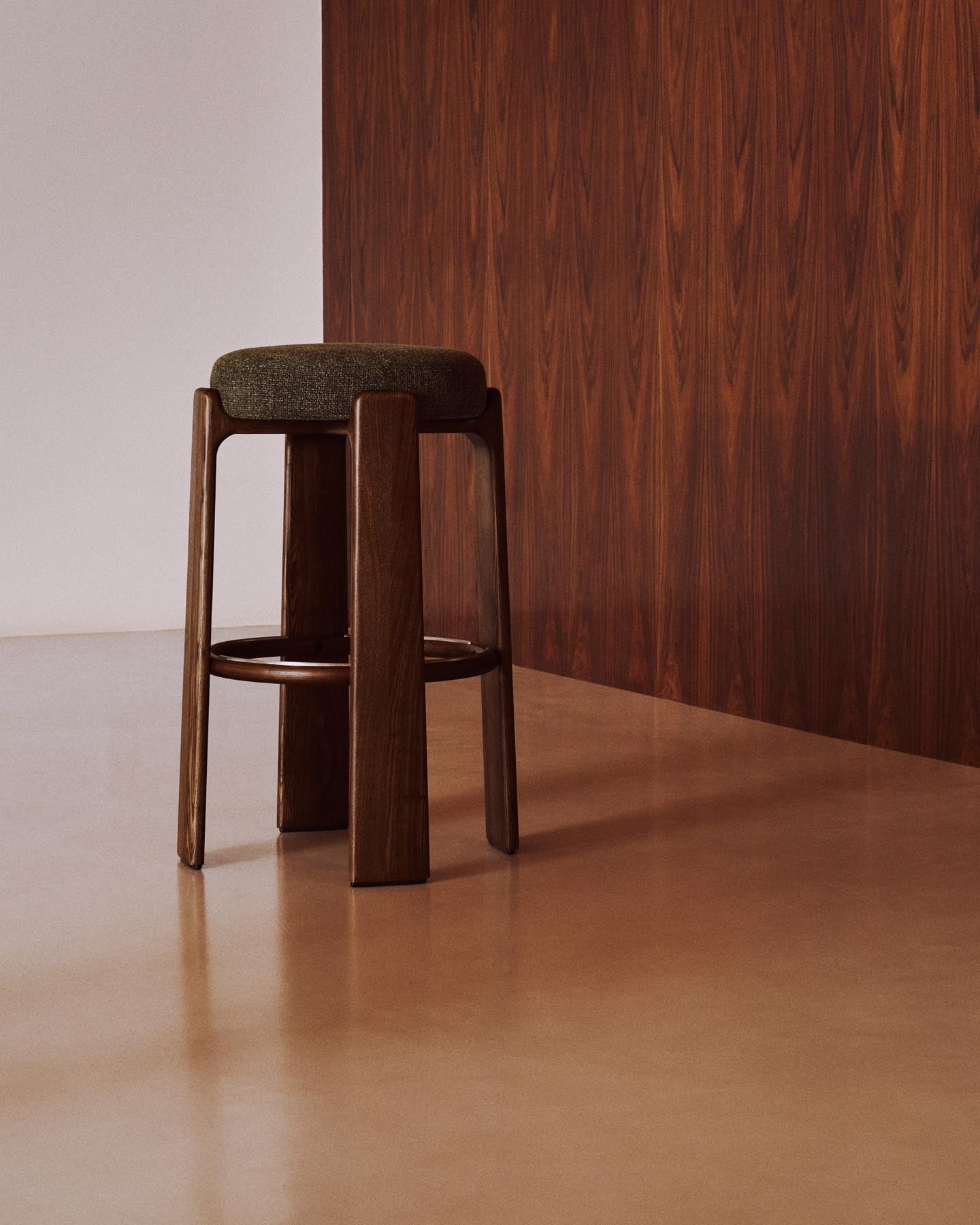 Hocker Granite, schwer entflammbar, aus grüner Chenille und massivem Eschenholz mit nussbaumfarbenem Finish, FSC 100 %, 75 cm in Grün präsentiert im Onlineshop von KAQTU Design AG. Barhocker ist von Kave Home