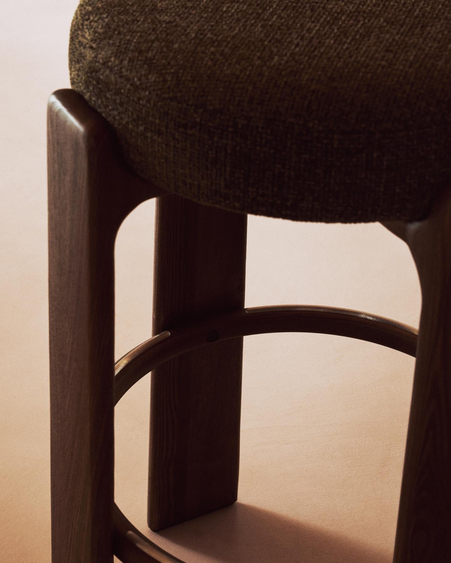 Hocker Granite, schwer entflammbar, aus grüner Chenille und massivem Eschenholz mit nussbaumfarbenem Finish, FSC 100 %, 75 cm in Grün präsentiert im Onlineshop von KAQTU Design AG. Barhocker ist von Kave Home