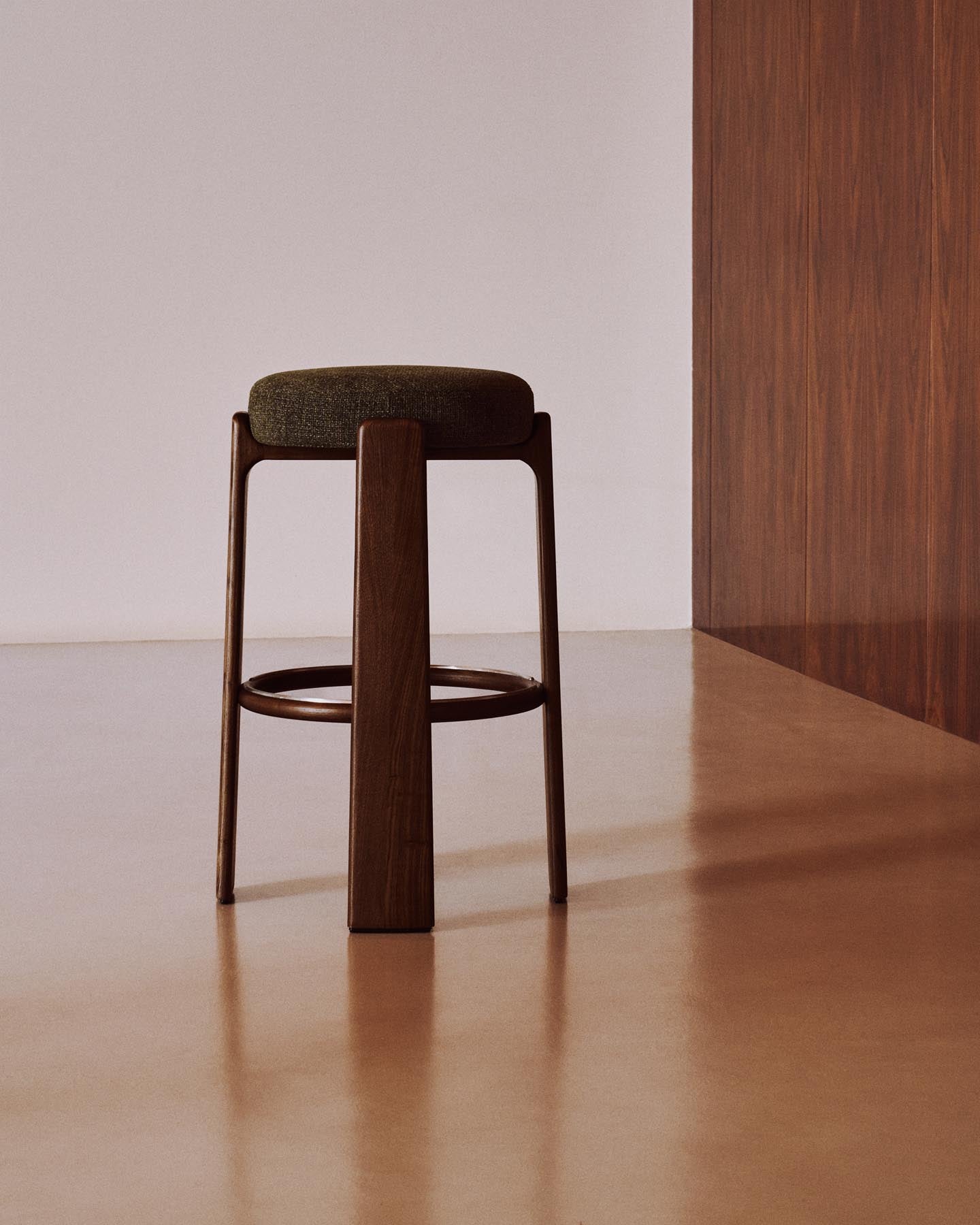 Hocker Granite, schwer entflammbar, aus grüner Chenille und massivem Eschenholz mit nussbaumfarbenem Finish, FSC 100 %, 75 cm in Grün präsentiert im Onlineshop von KAQTU Design AG. Barhocker ist von Kave Home
