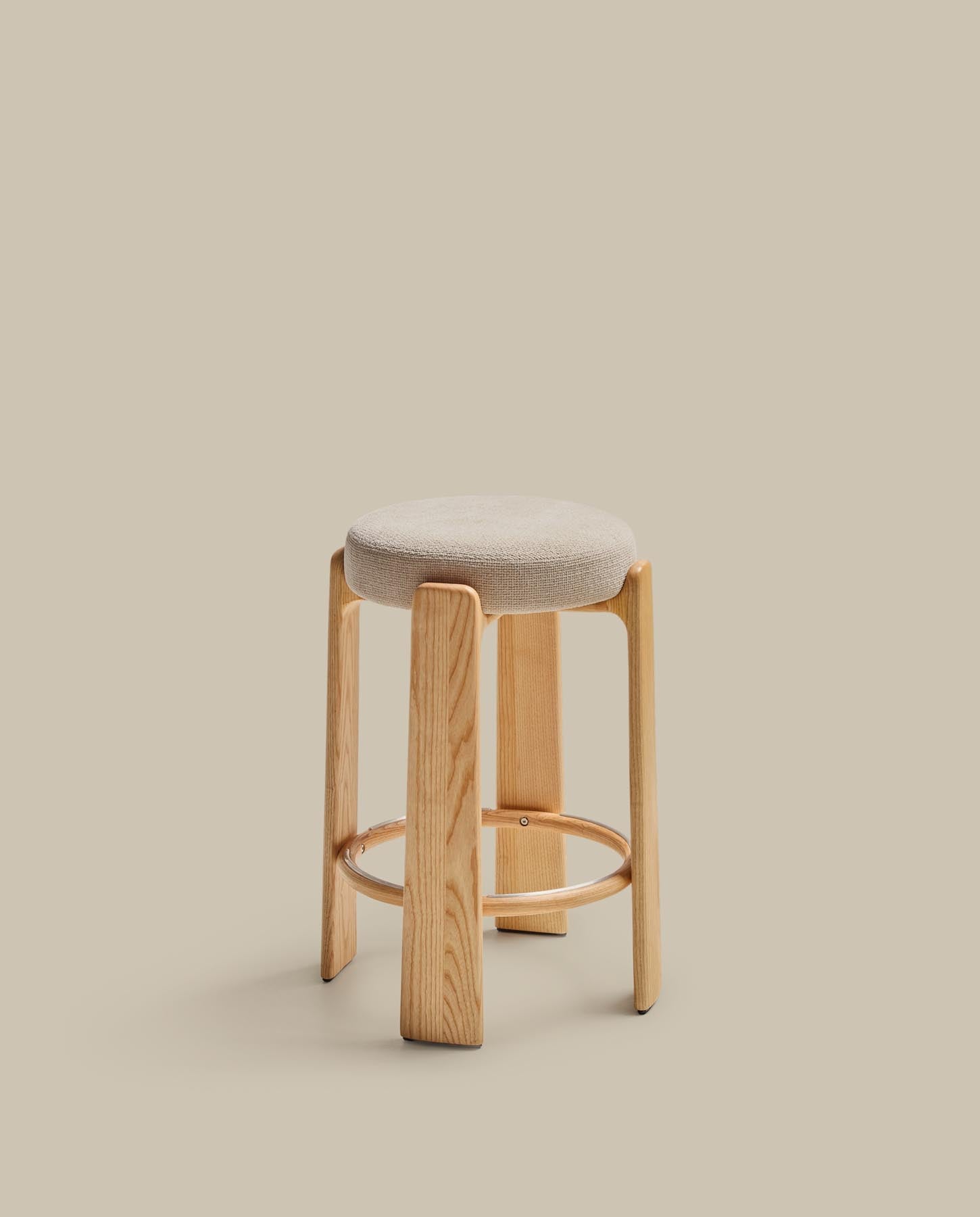 Hocker Granite, schwer entflammbar, aus beiger Chenille und massivem Eschenholz mit naturfarbenem Finish, FSC 100 %, 75 cm in Beige präsentiert im Onlineshop von KAQTU Design AG. Barhocker ist von Kave Home