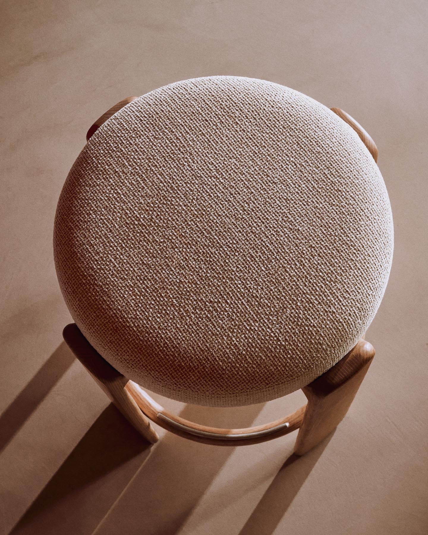 Hocker Granite, schwer entflammbar, aus beiger Chenille und massivem Eschenholz mit naturfarbenem Finish, FSC 100 %, 75 cm in Beige präsentiert im Onlineshop von KAQTU Design AG. Barhocker ist von Kave Home