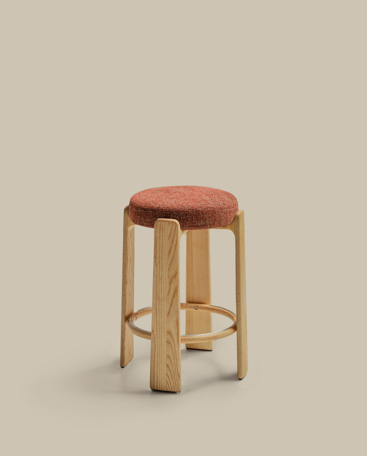 Hocker Granite aus grüner Chenille und massivem Eschenholz mit Finish in natürlichem Farbton, FSC 100%, 75 cm in Terrakotta, Hellbraun präsentiert im Onlineshop von KAQTU Design AG. Barstuhl ist von Kave Home