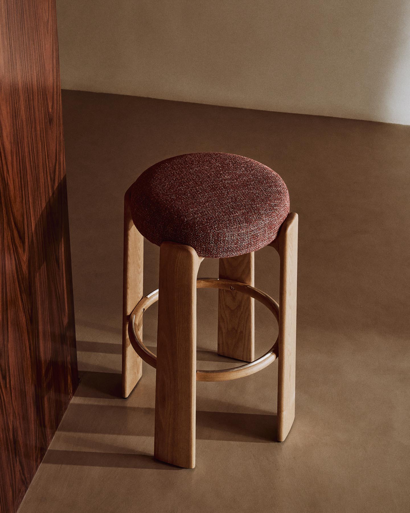 Hocker Granite, schwer entflammbar, aus terrakottafarbener Chenille und massivem Eschenholz mit naturfarbener Oberfläche, FSC 100 %, 75 cm in Terrakotta präsentiert im Onlineshop von KAQTU Design AG. Barhocker ist von Kave Home