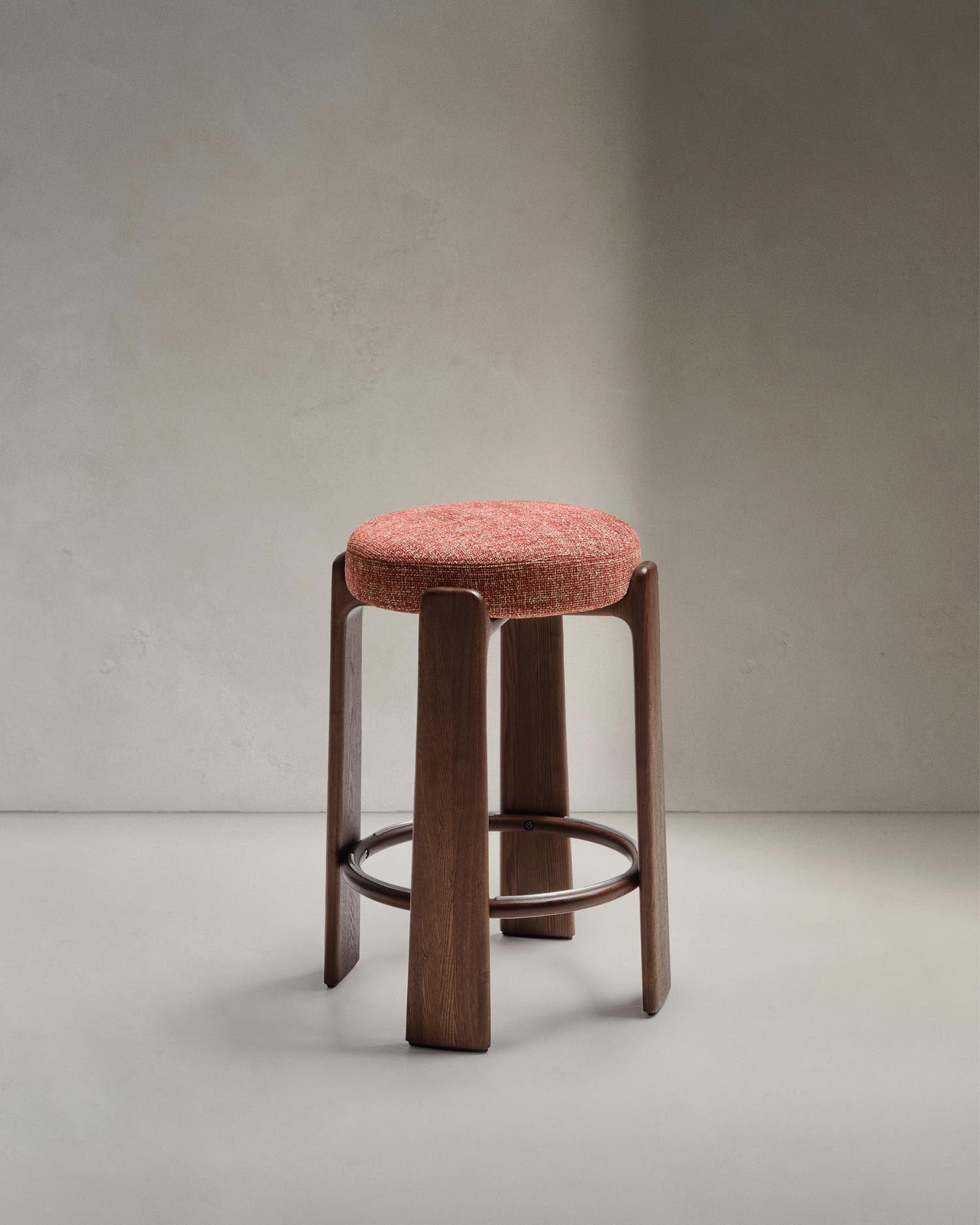 Hocker Granite aus grüner Chenille und massivem Eschenholz mit terrakottafarbenem Finish, FSC 100%, 75 cm in Terrakotta präsentiert im Onlineshop von KAQTU Design AG. Barstuhl ist von Kave Home