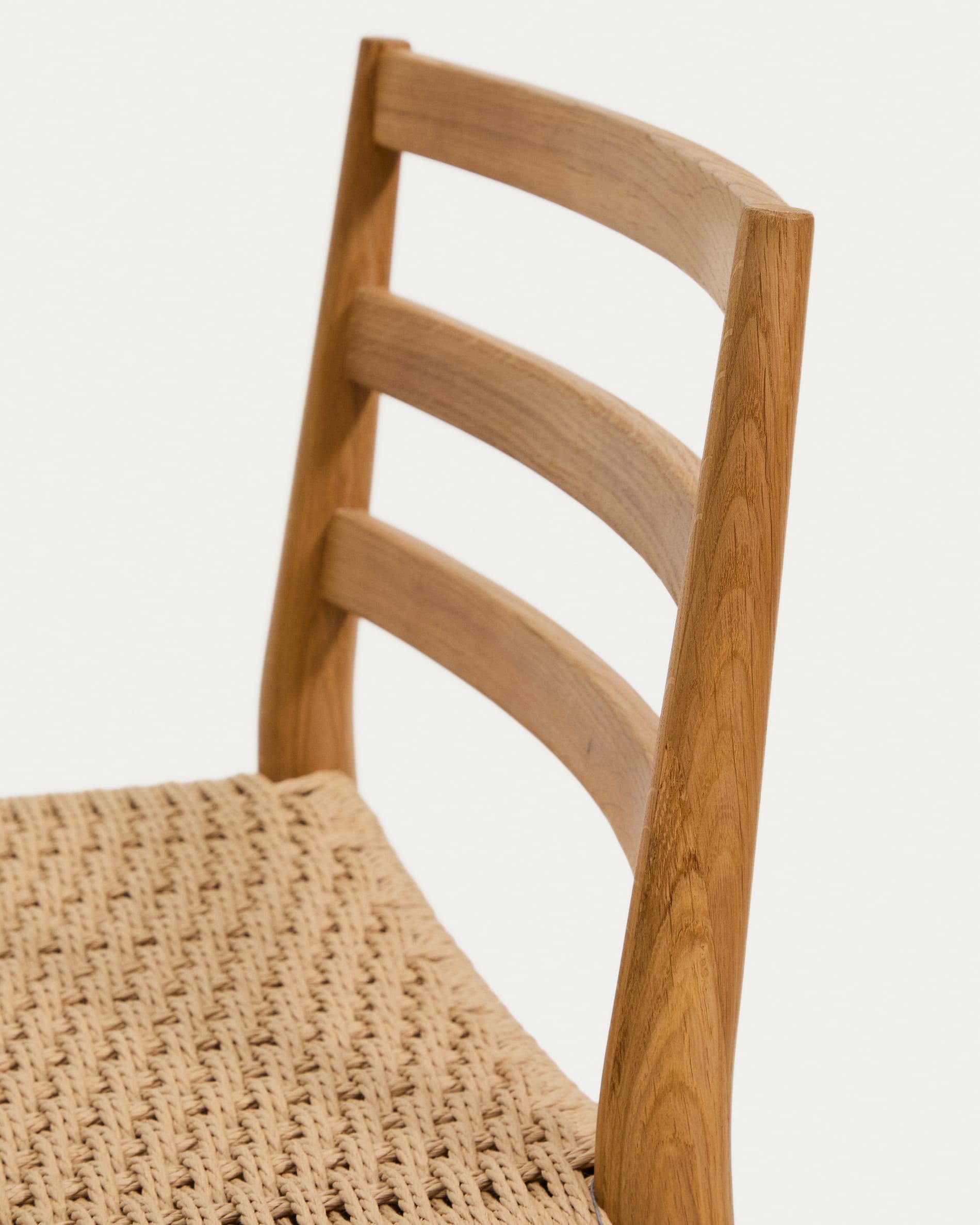 Eleganter Analy Hocker mit Rückenlehne von Kave Home: Robustes Eichenholz, stilvolle Seil-Sitzfläche, perfekt für Bar und Küche.