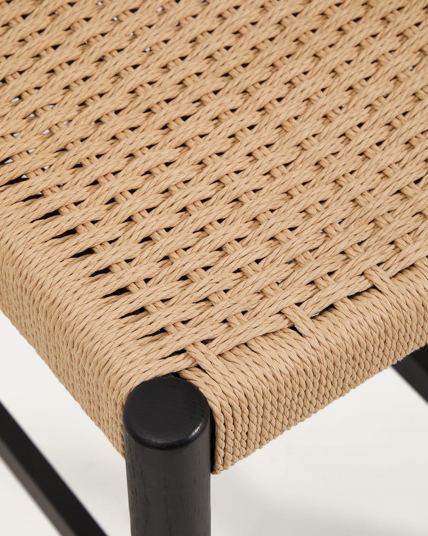 Stylischer Analy Barhocker mit Rückenlehne aus robustem Eichenholz, edlem schwarzen Finish und komfortabler Seilsitzfläche – perfekt für jeden Raum!