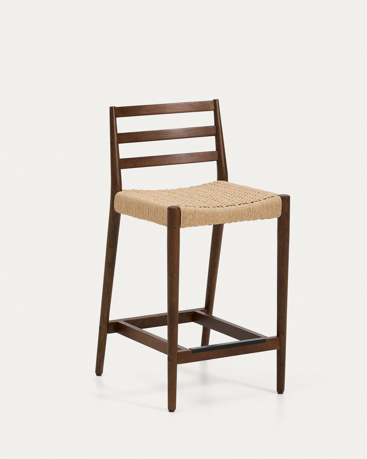 Analy Barhocker mit Rückenlehne aus massivem Eichenholz mit Nussbaum-Finish und Sitzfläche aus Seil, 65 cm, FSC Mix Credit in Braun präsentiert im Onlineshop von KAQTU Design AG. Barhocker ist von Kave Home
