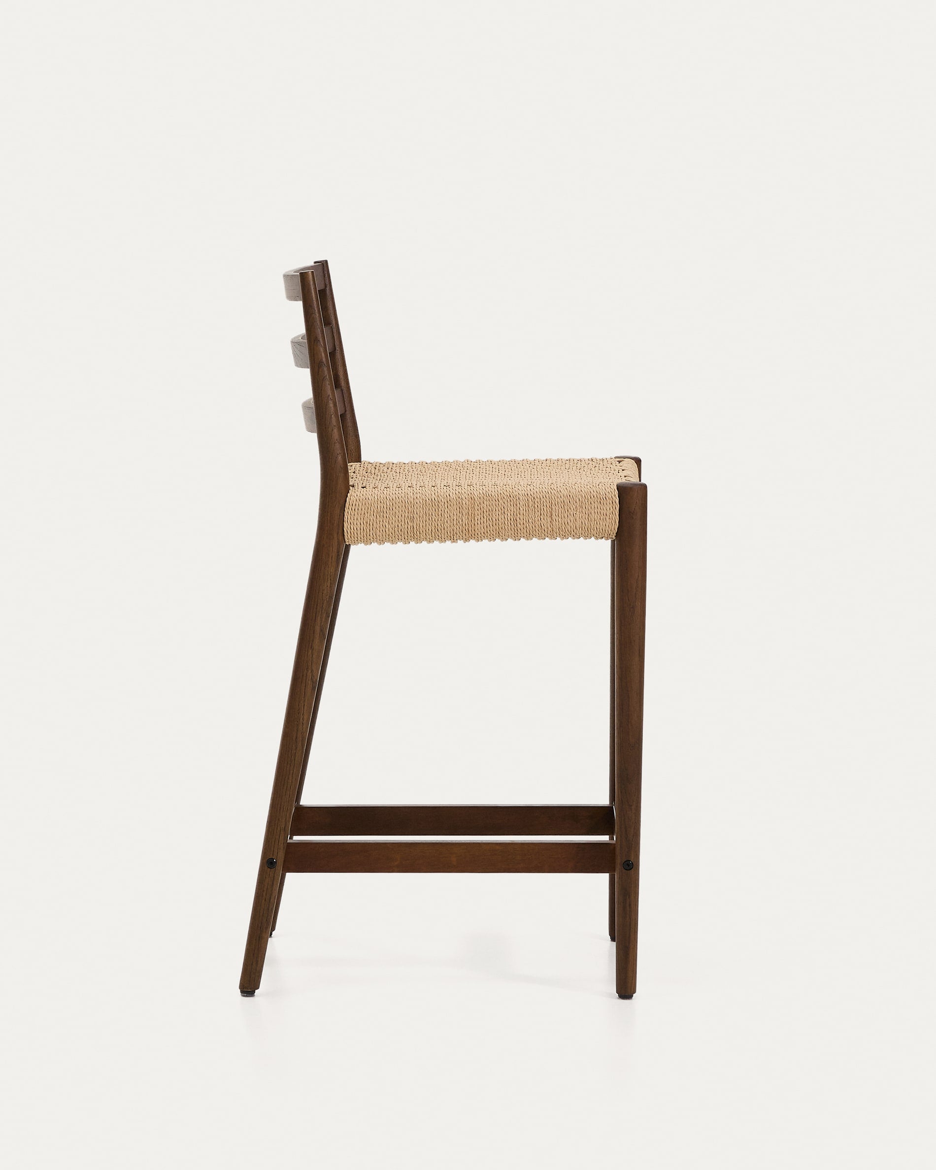 Erleben Sie den Analy Barhocker mit Rückenlehne aus robustem Eichenholz und edlem Nussbaum-Finish. Perfekt für gemütliche Abende in Ihrer Bar oder Küche!