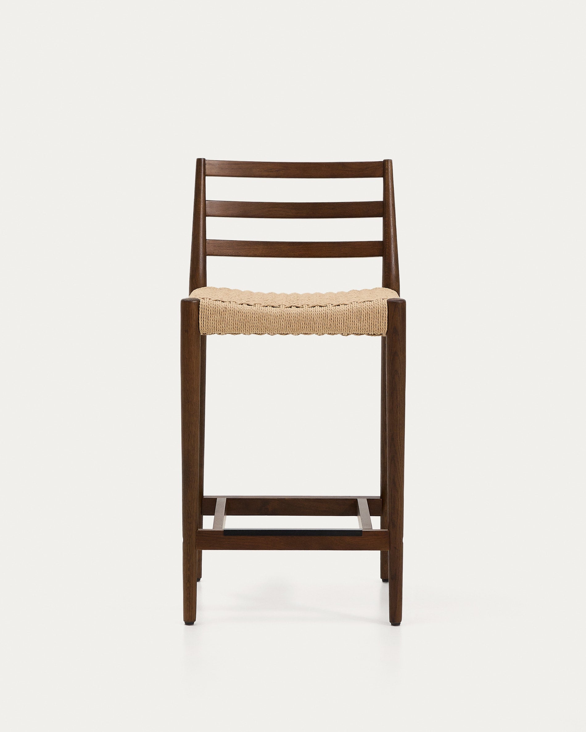 Erleben Sie den Analy Barhocker mit Rückenlehne aus robustem Eichenholz und elegantem Nussbaum-Finish – perfekt für gesellige Abende!