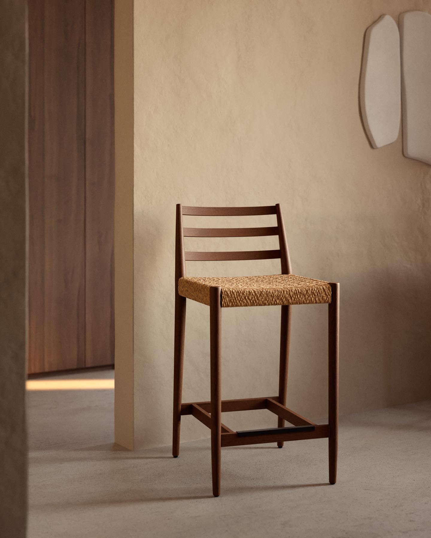 Entdecken Sie den eleganten Analy Barhocker aus massivem Eichenholz mit edlem Nussbaum-Finish. Ideal für stilvolle Bars und Küchen!