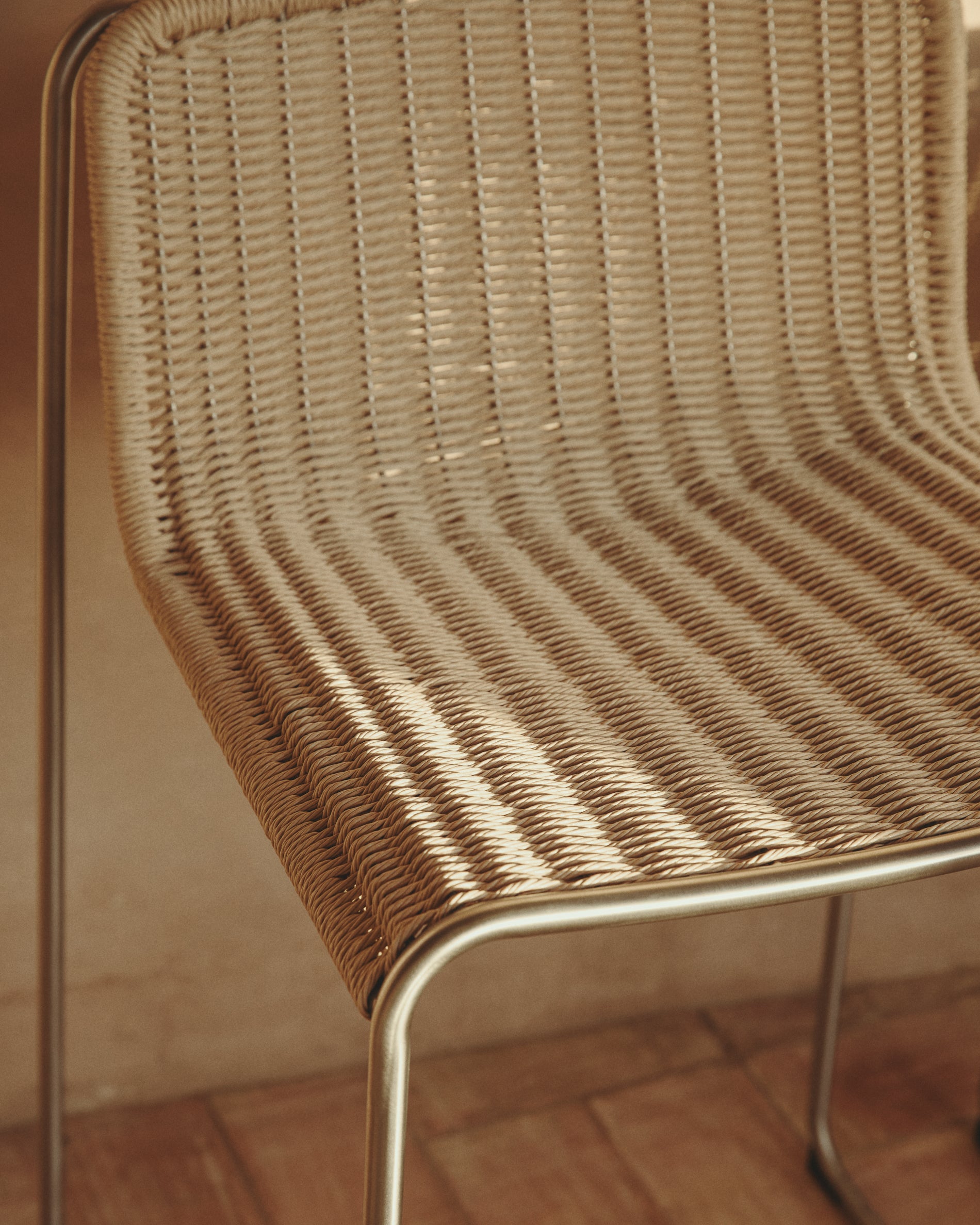 Stapelhocker Tavari aus beigefarbenem Synthetikseil und Edelstahl in gebürsteter Optik, 65 cm in Beige präsentiert im Onlineshop von KAQTU Design AG. Hocker Outdoor ist von Kave Home