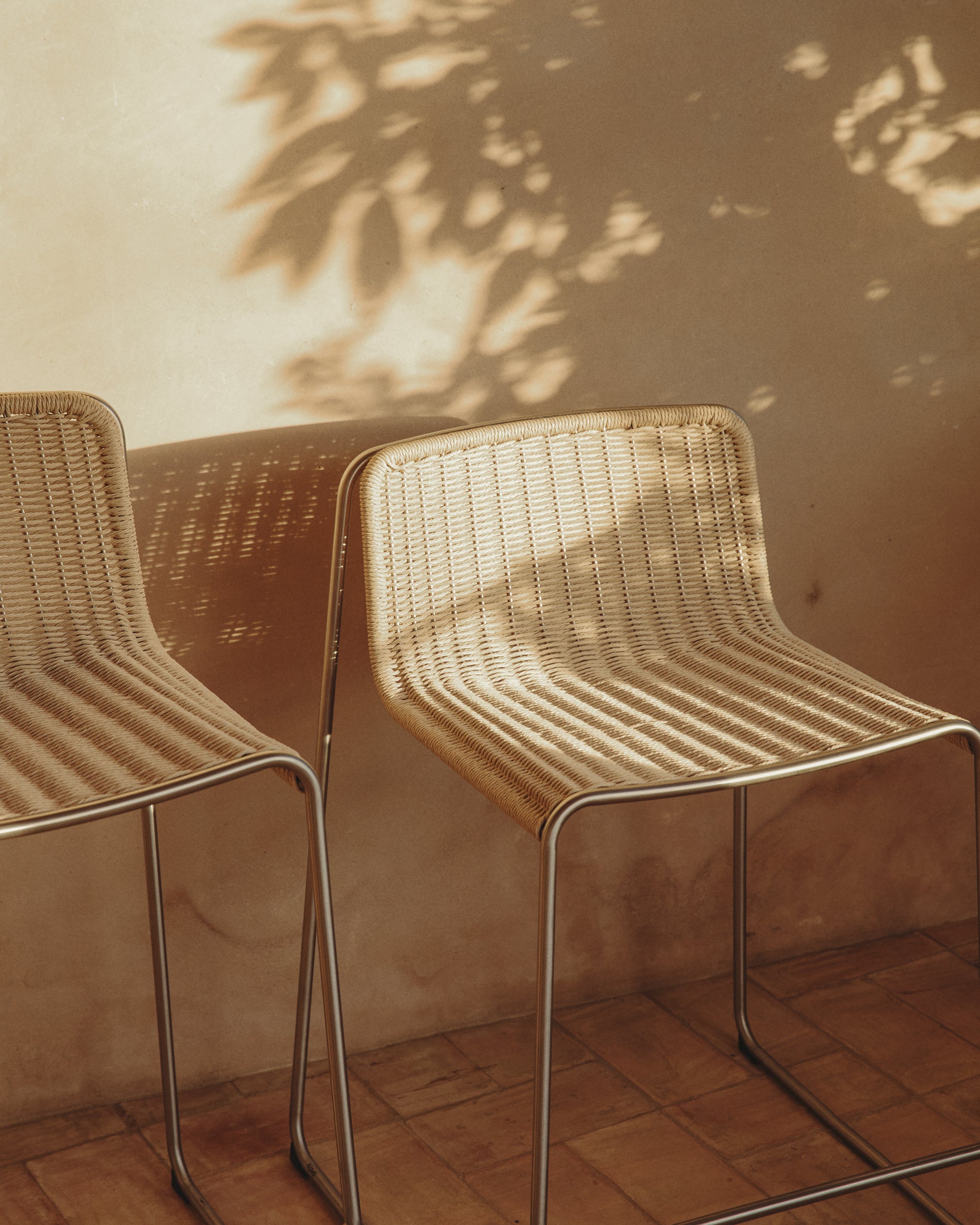 Stapelhocker Tavari aus beigefarbenem Synthetikseil und Edelstahl in gebürsteter Optik, 65 cm in Beige präsentiert im Onlineshop von KAQTU Design AG. Hocker Outdoor ist von Kave Home