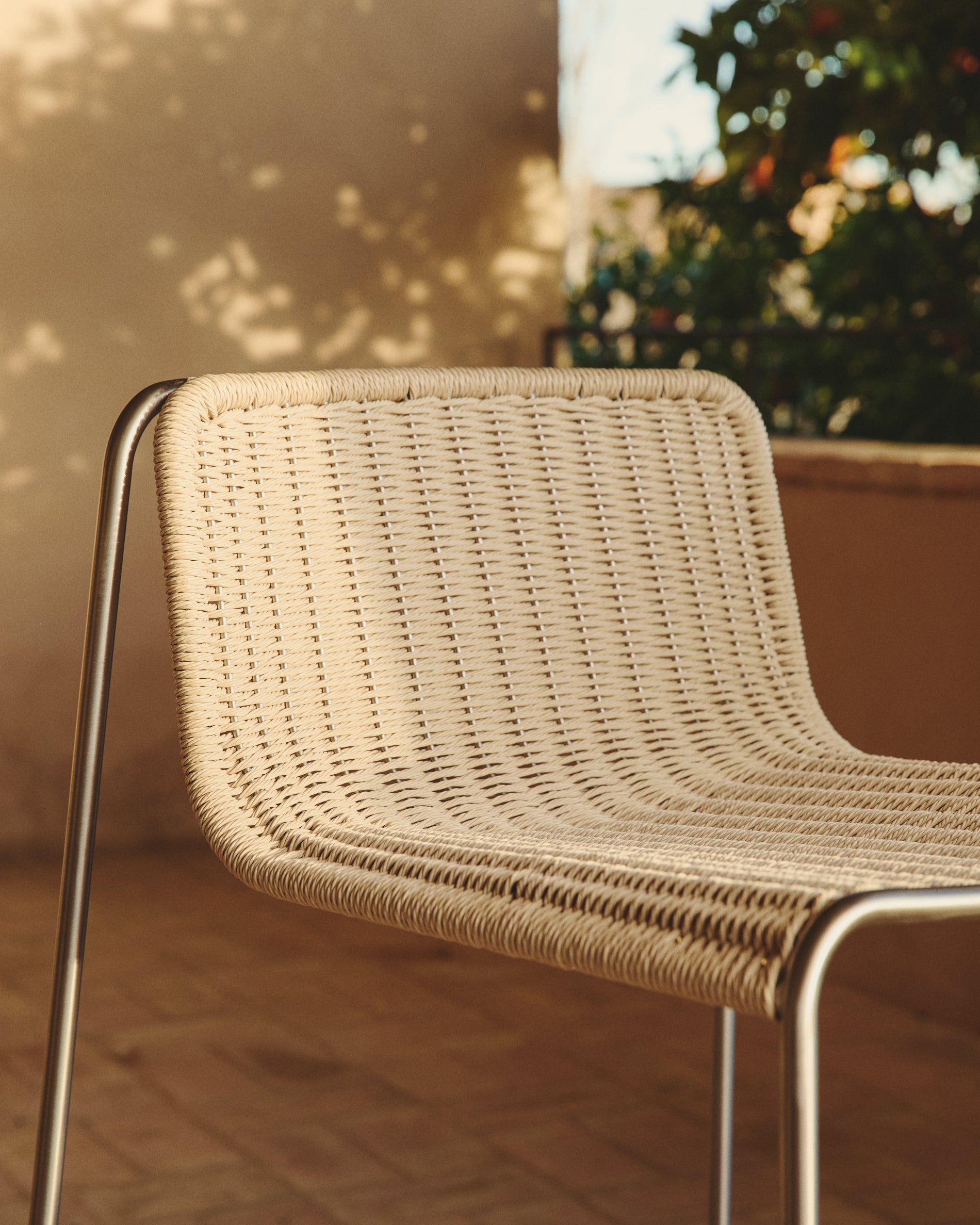 Stapelhocker Tavari aus beigefarbenem Synthetikseil und Edelstahl in gebürsteter Optik, 75 cm in Beige präsentiert im Onlineshop von KAQTU Design AG. Hocker Outdoor ist von Kave Home