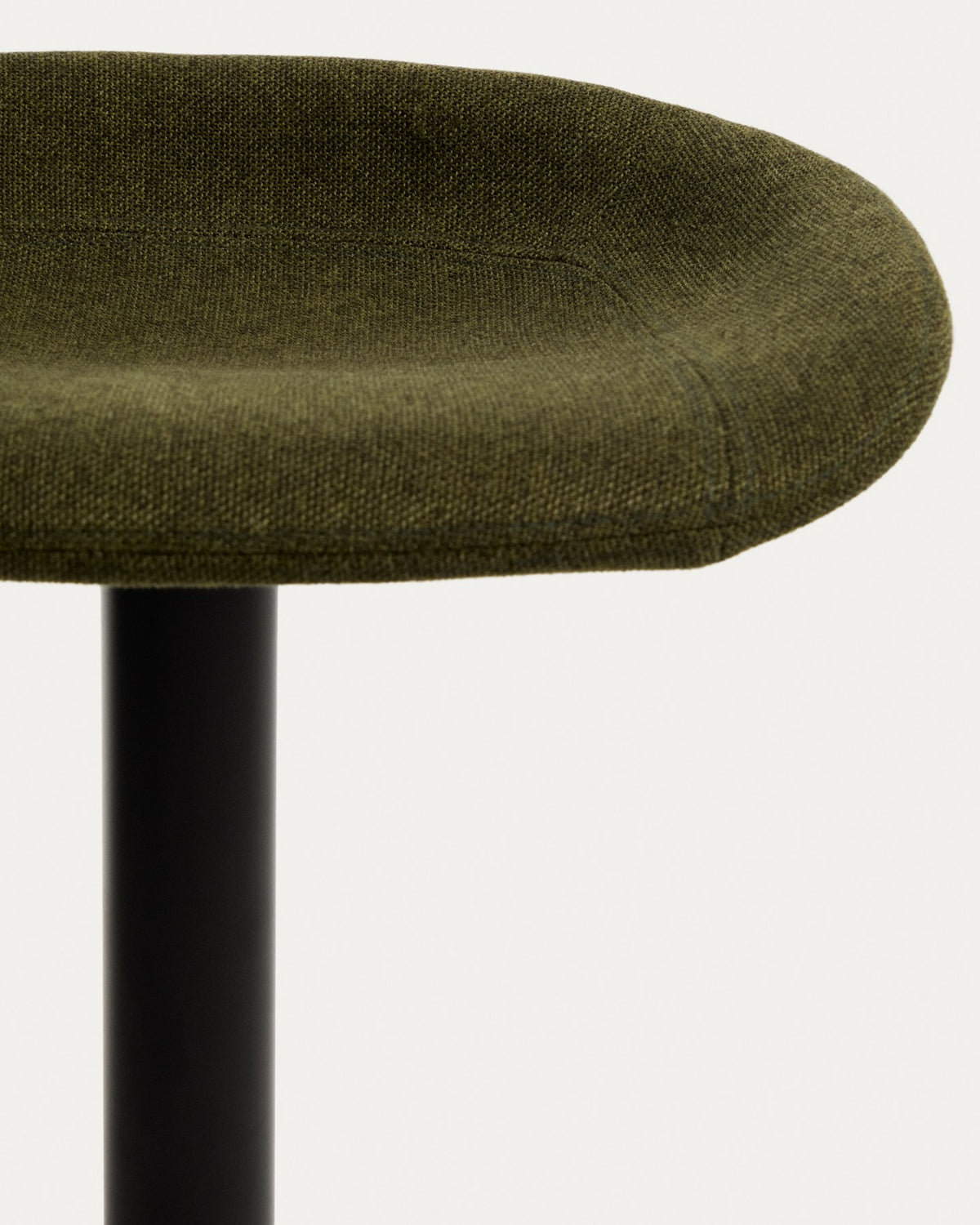 Runder Hocker mit grünem Chenillebezug, schwarzem Stahlfuss und rechteckiger Fussablage, Sitzhöhe verstellbar von 68 bis 89 cm.