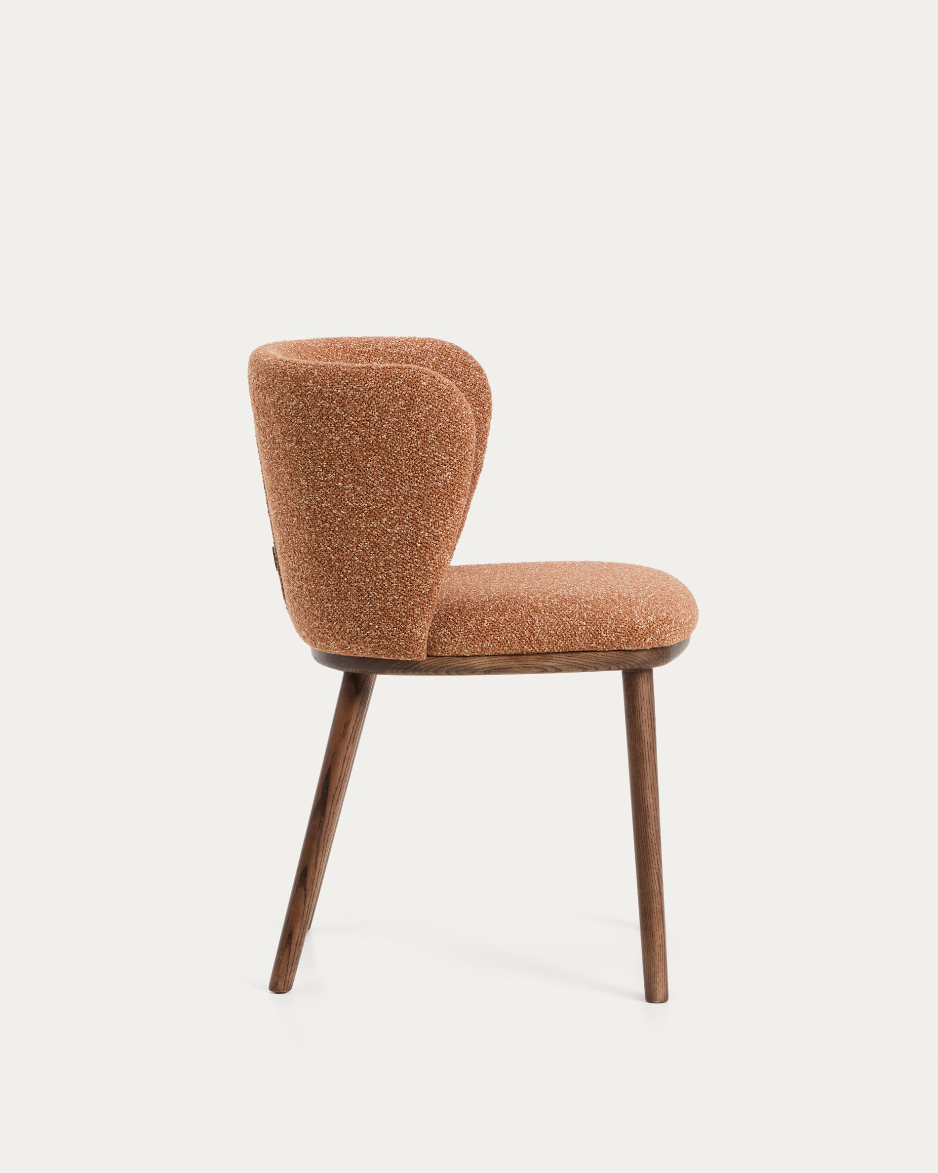 Stuhl Ciselia in dicker, terrakottafarbener Chenille mit Beinen aus massivem Eschenholz mit walnussholzfarbenem Finish, FSC Mix Credit in Terrakotta präsentiert im Onlineshop von KAQTU Design AG. Stuhl ist von Kave Home